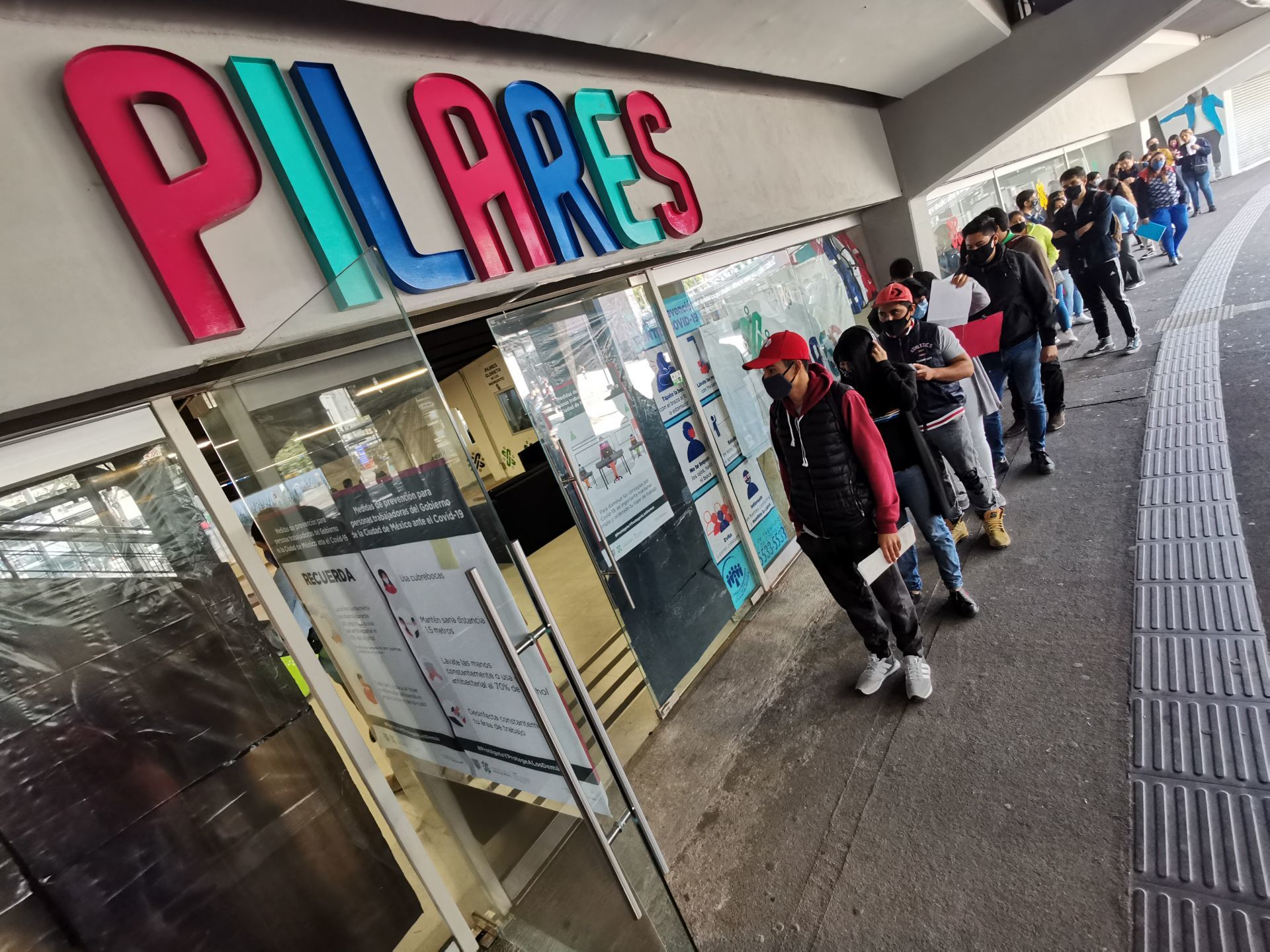 Estudiantes hacen fila afuera del Pilares, ubicado en la Glorieta de Insurgentes, para tramitar la entrega de una beca que solicitaron a través de este programa del Gobierno de la Ciudad de México.