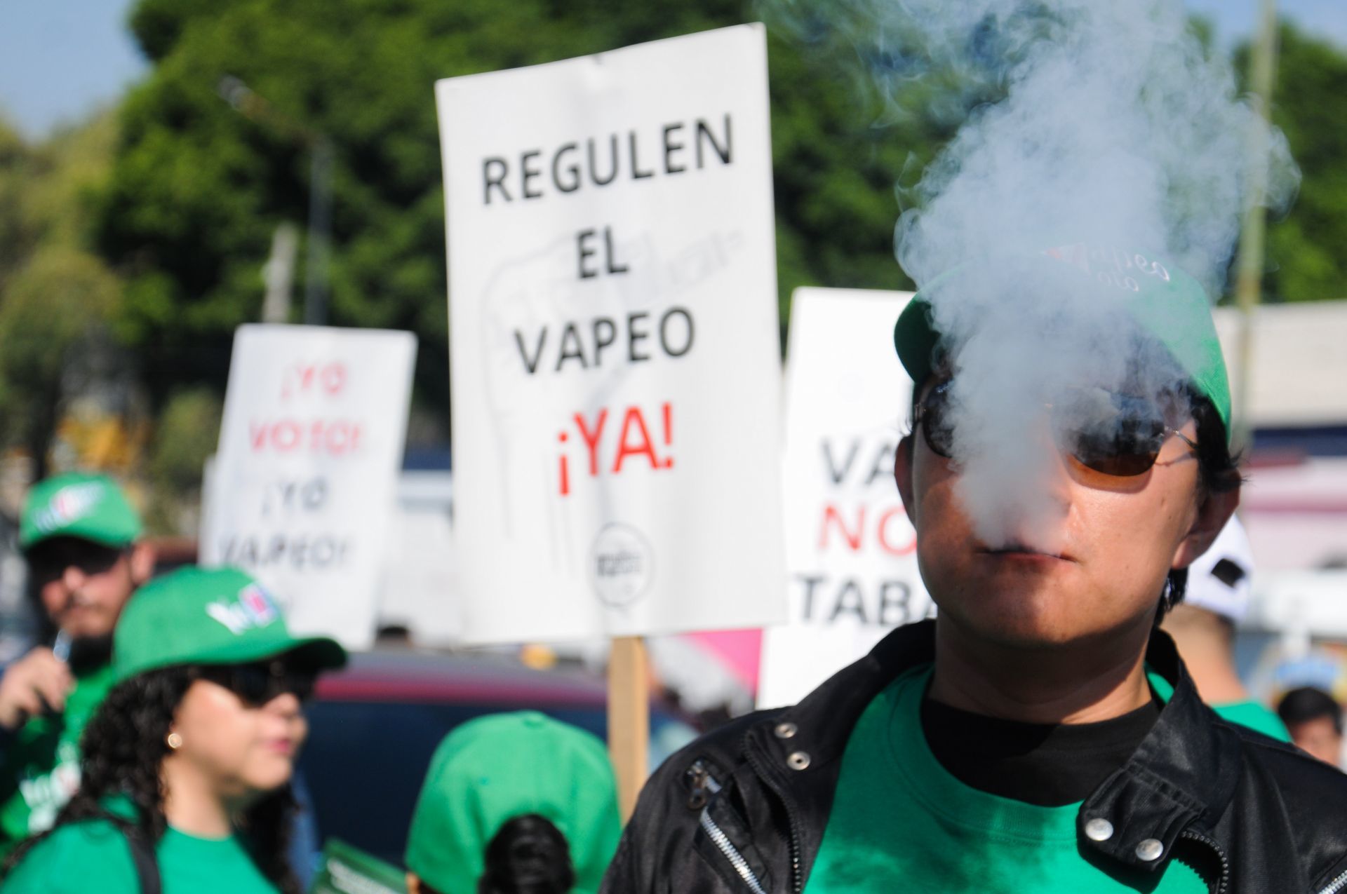 Usuarios de vapeadores se manifestaron frente a la Cámara de Diputados para exigir la regulación de estos dispositivos en lugar de su prohibición.