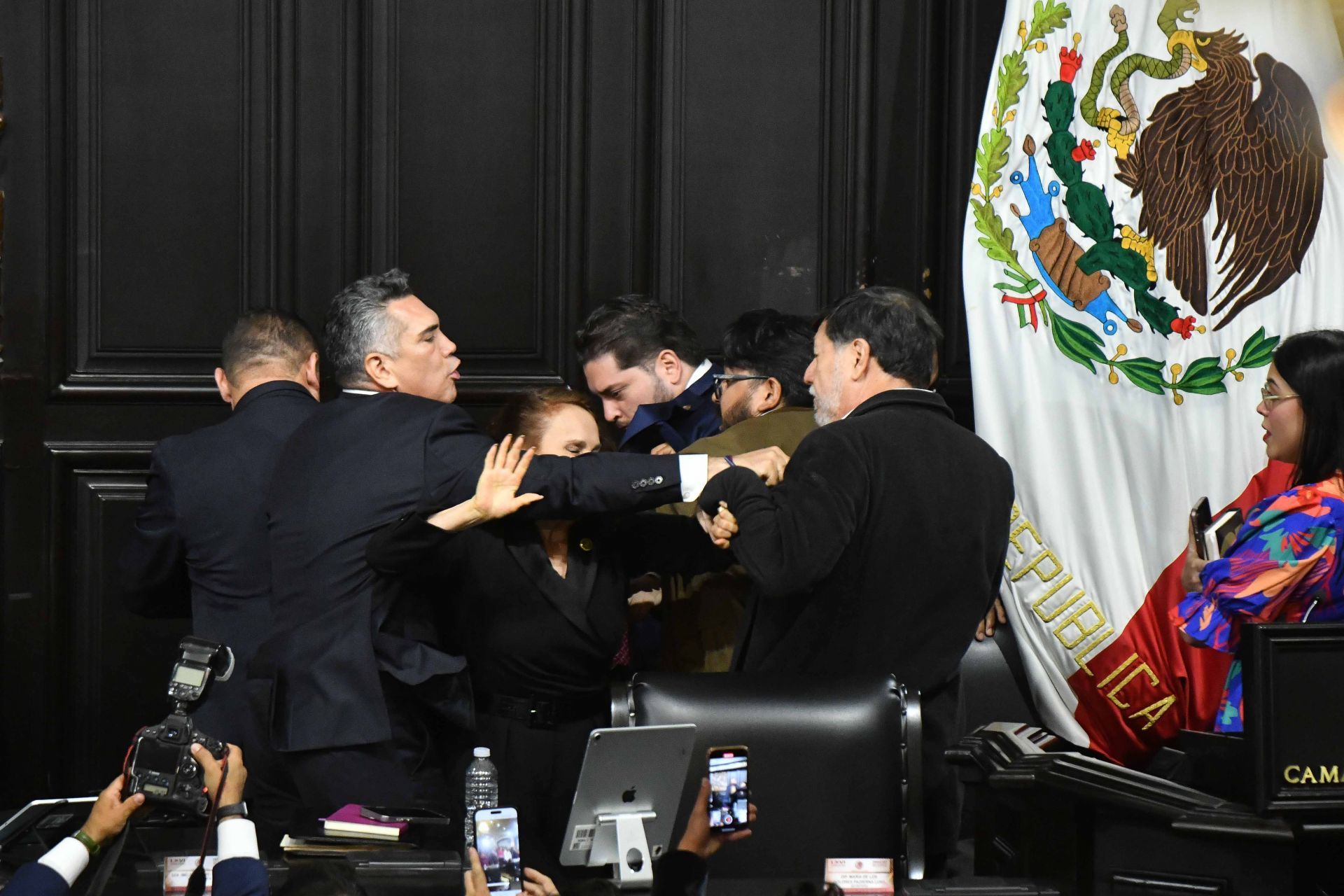 VIDEO) Noroña y 'Alito' Moreno se enfrentan a golpes en el Senado