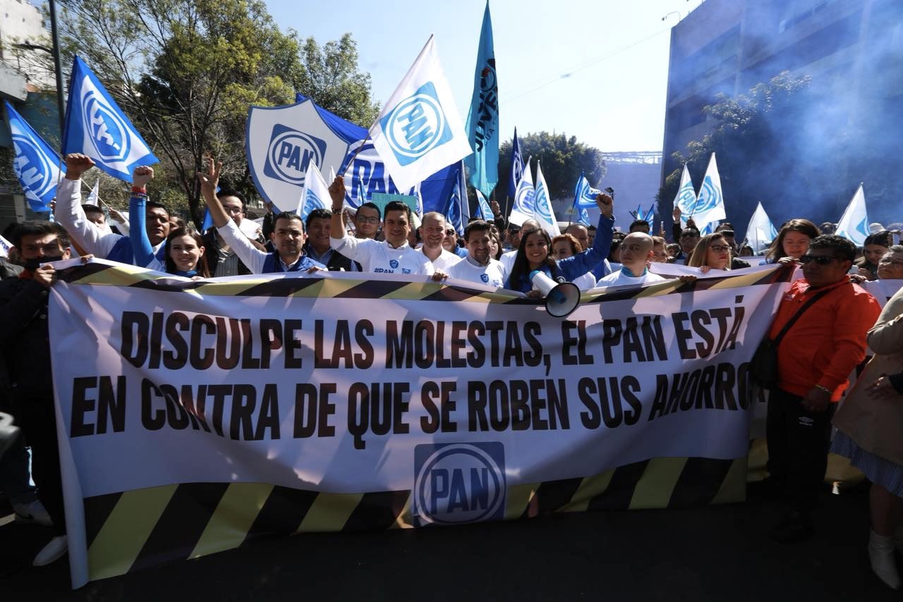 Jorge Romero frente a las oficinas protestando contra reforma al Infonavit.