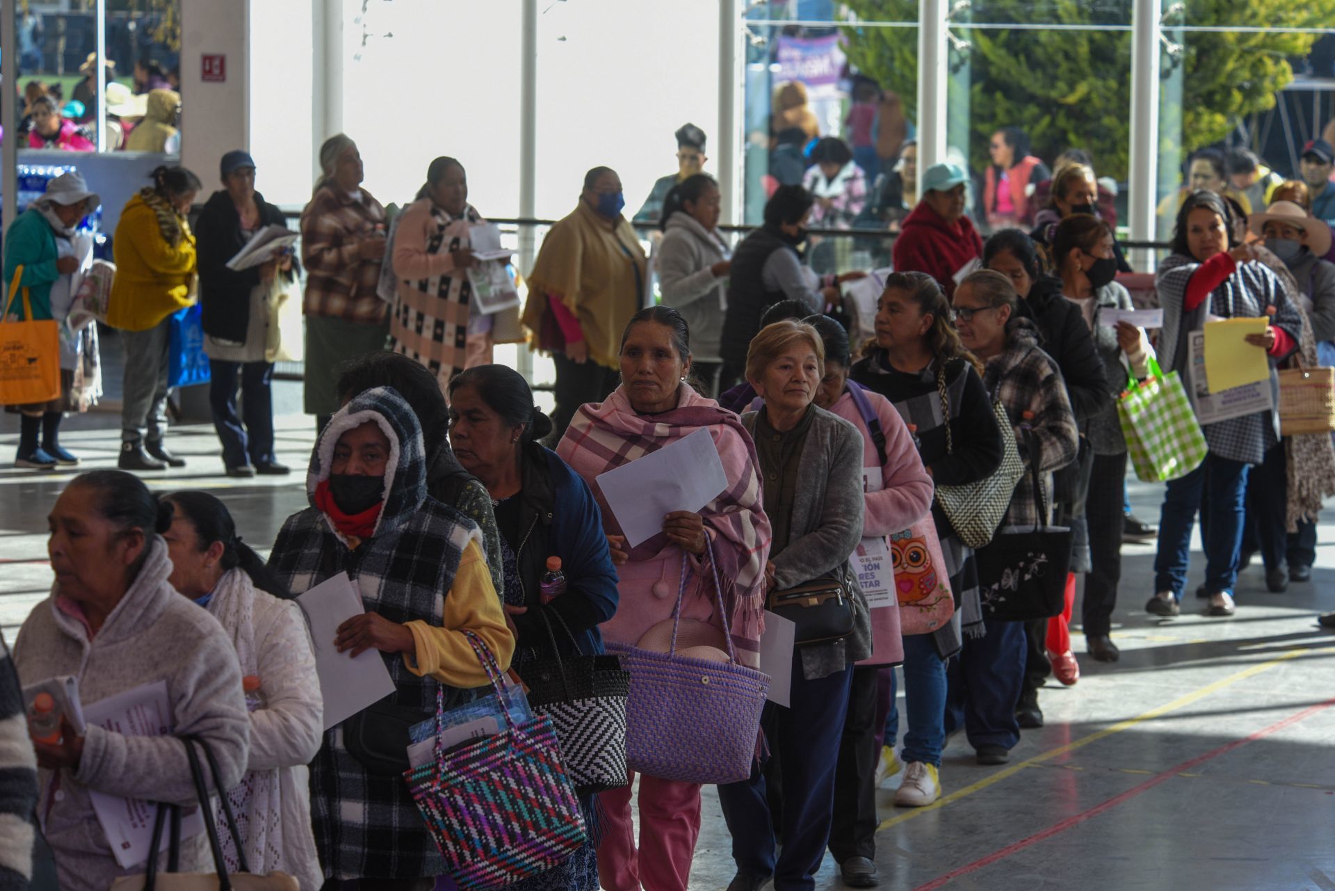 Mujeres en espera de su tarjeta del bienestar.