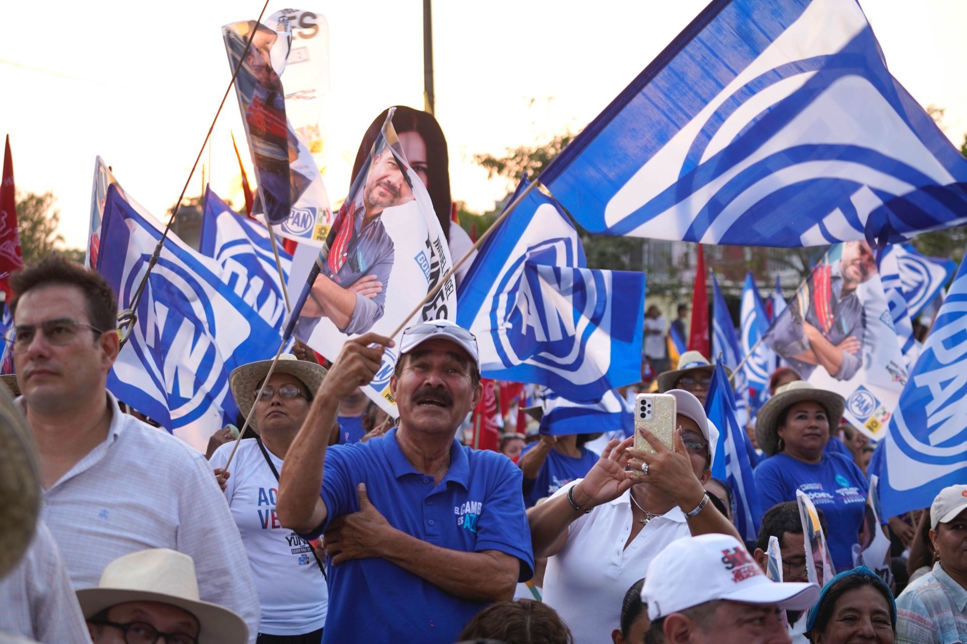 Cientos de veracruzanos asistieron al cierre de campaña del candidato a senador Miguel Ángel Yunes Márquez, quien fue acompañado por el candidato a gobernador José Yunes, a unos días de las elecciones el evento se llevó a cabo en el Parque Dren B en la colonia Carranza del municipio de Boca del Río.