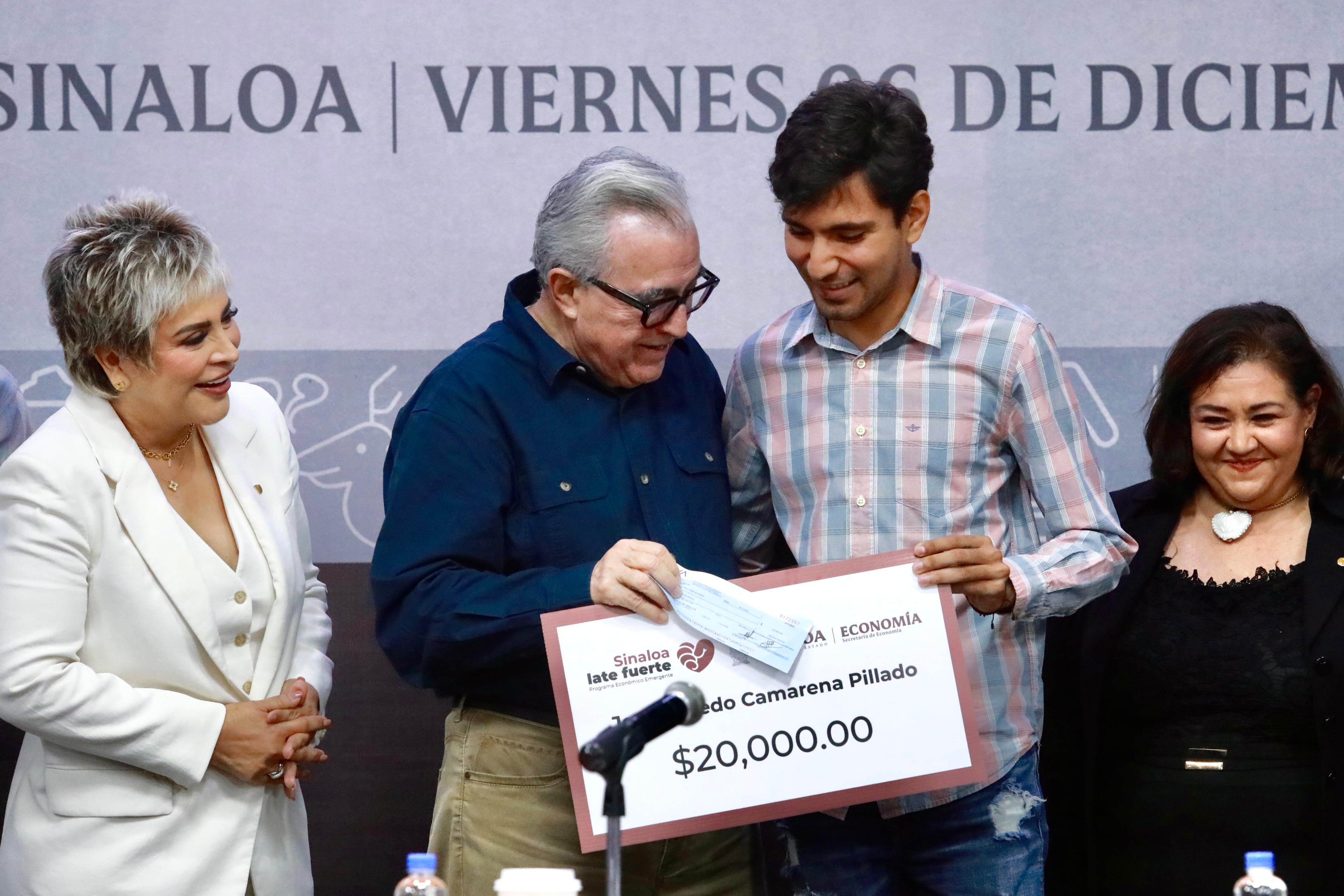 Rubén Rocha hizo entrega de los apoyos del programa Sinaloa late fuerte.