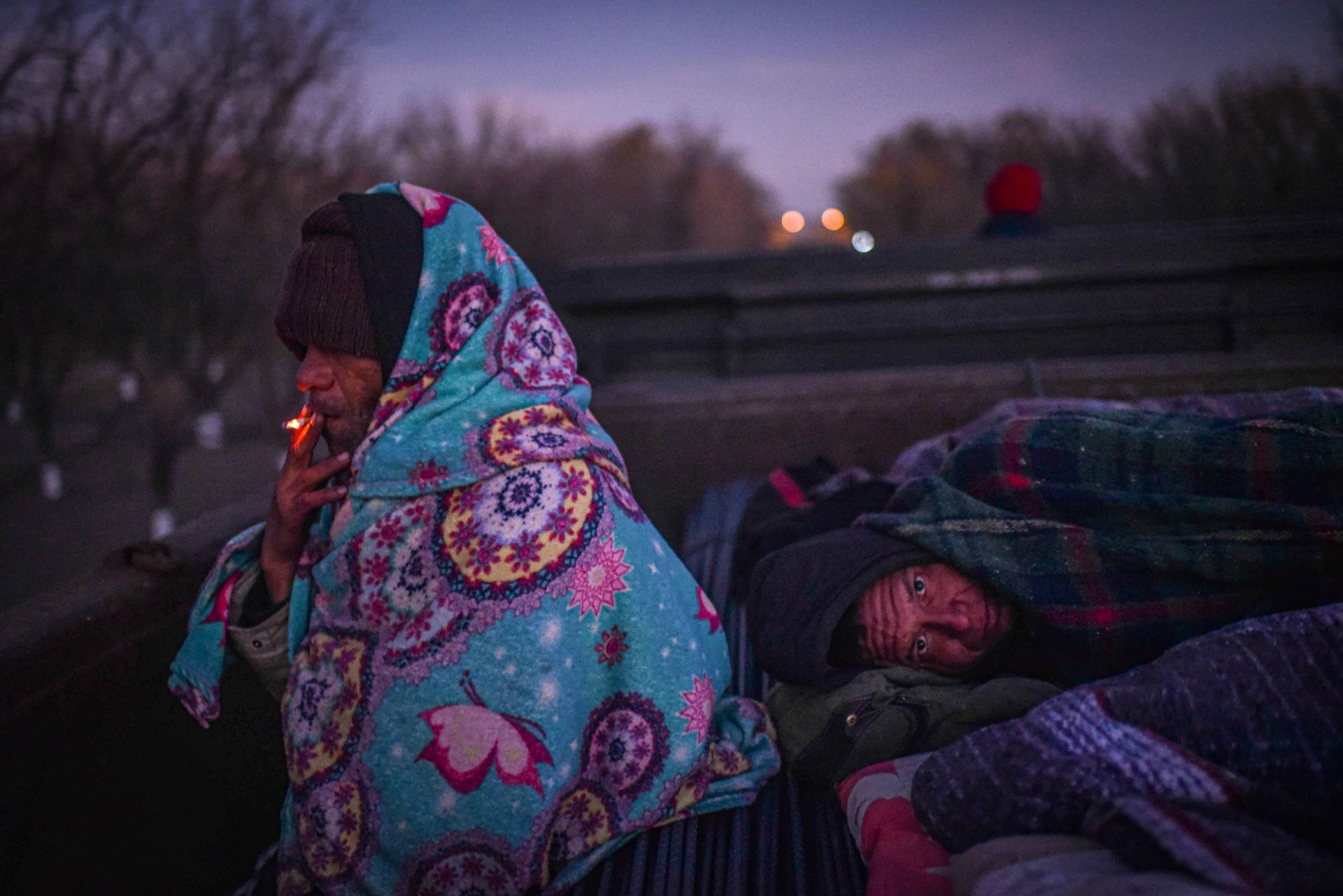 Inmigrantes soportando temperaturas bajas y enfrentándose a todo tipo de adversidades en el camino.