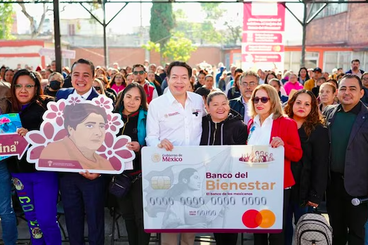 Primera entrega de las tarjetas para la Beca Universal Rita Cetina.