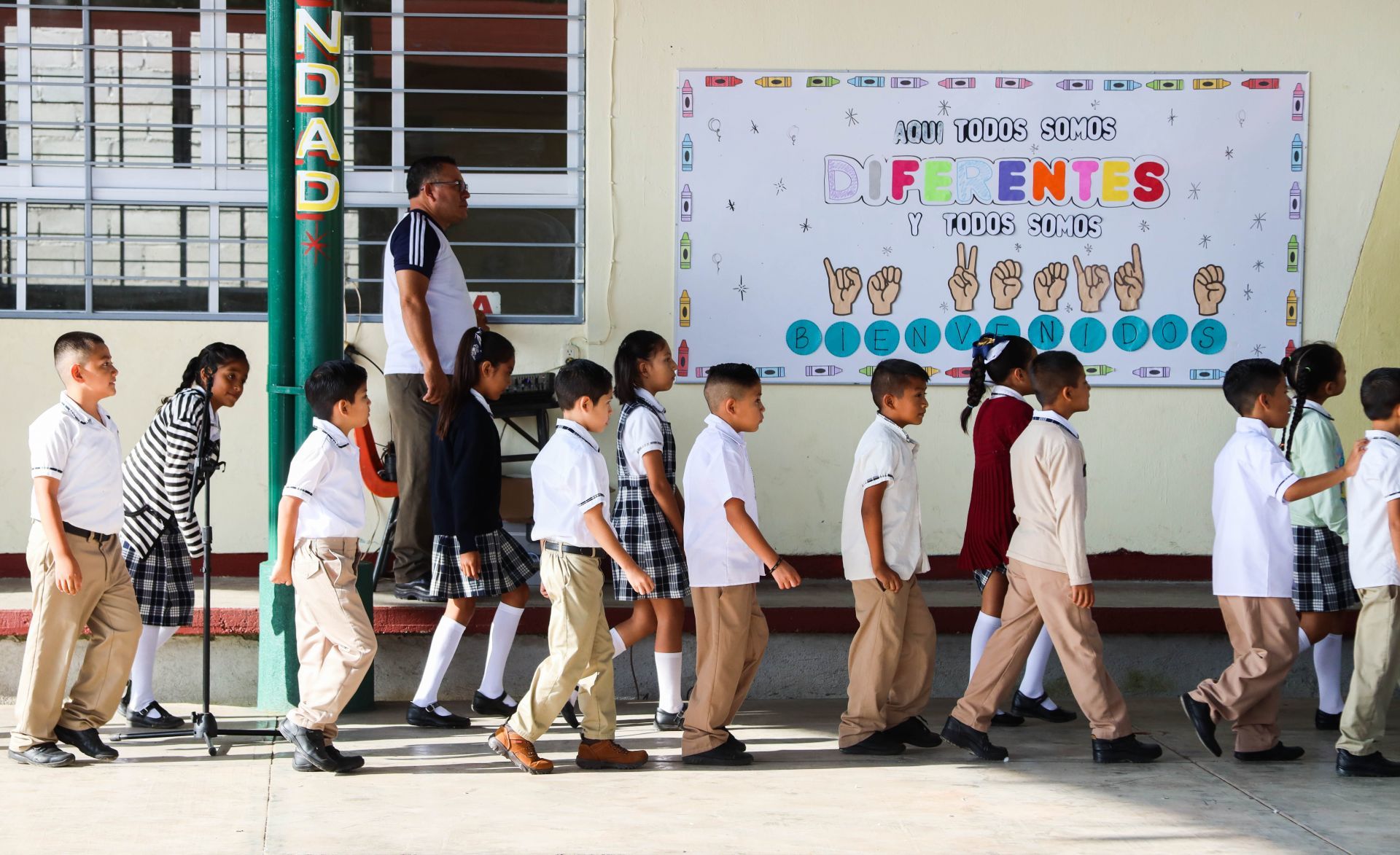 Clases en una primaria de México