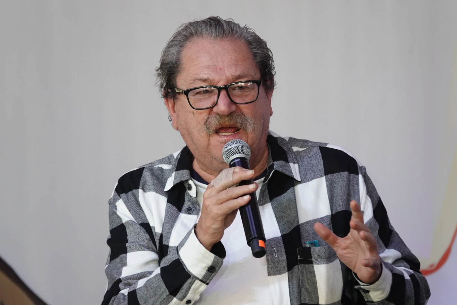 Paco Ignacio Taibo II, director del Fondo de Cultura Económica, durante su participación en la charla de "Historietas de Eduardo Risso", realizada en la Feria Internacional del Libro en la plancha del zócalo.