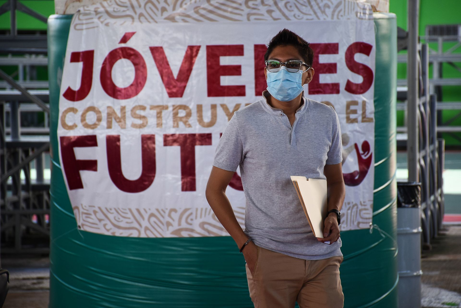 Beneficiarios del programa Jóvenes Construyendo el Futuro recibieron su tarjeta con la que podrán recibir un apoyo mensual de más de 8 mil pesos.