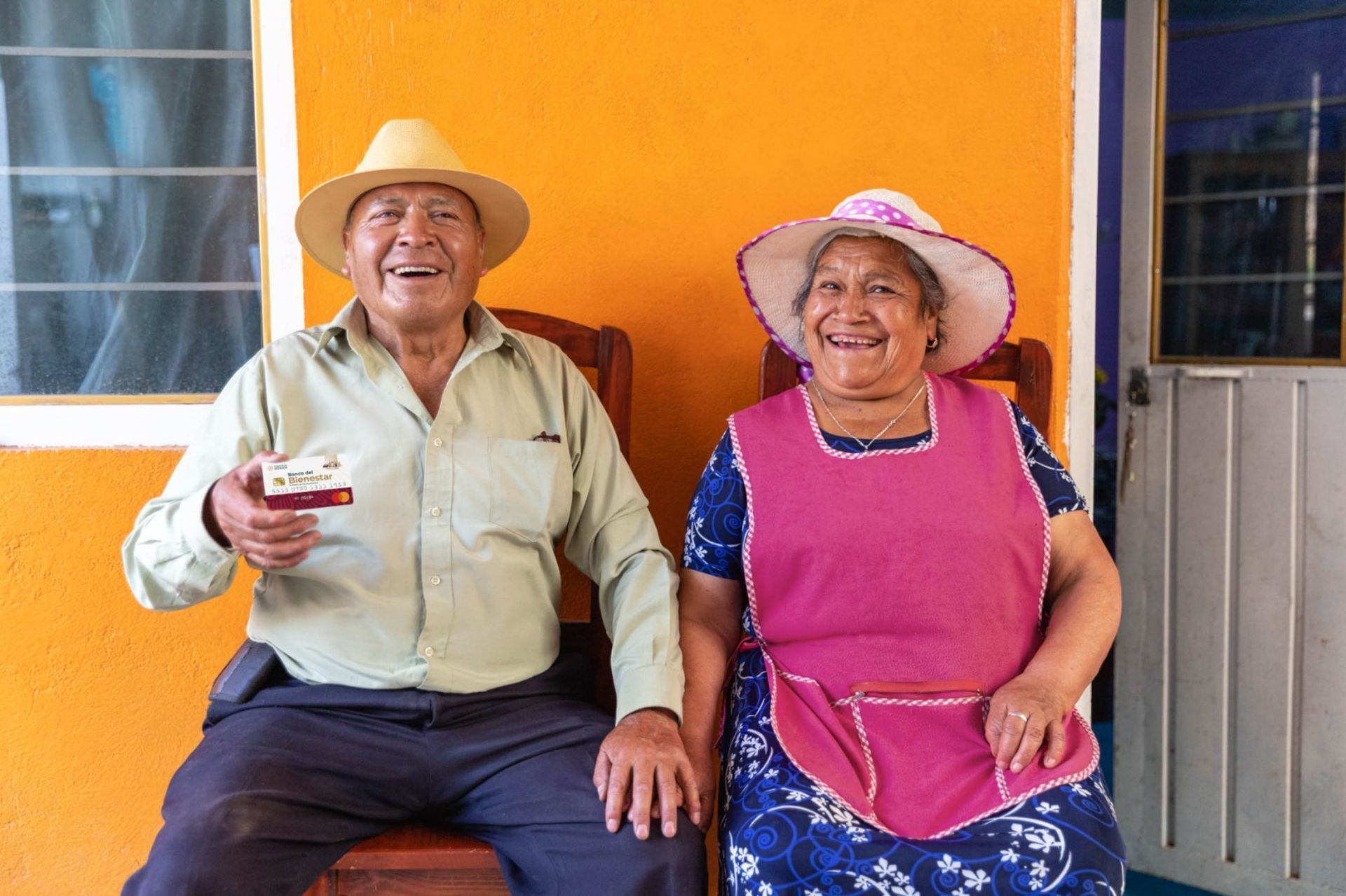 Adultos mayores con su tarjeta del Bienestar para cobrar su pensión de Adultos Mayores.