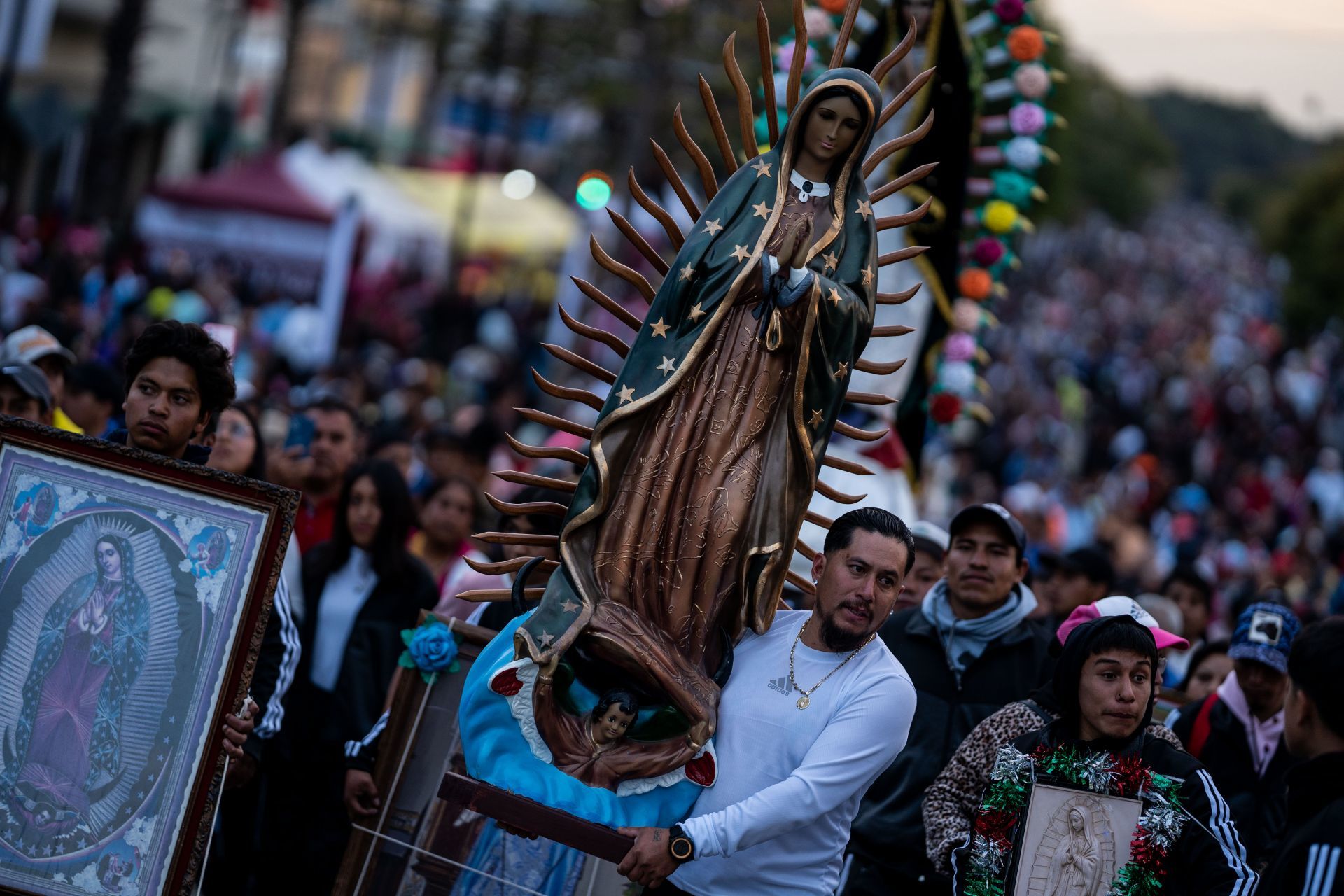 Millones de peregrinos devotos a la Virgen de Guadalupe visitan la Basílica de Guadalupe con motivo del aniversario 493 de la aparición de la virgen en el Cerro del Tepeyac.