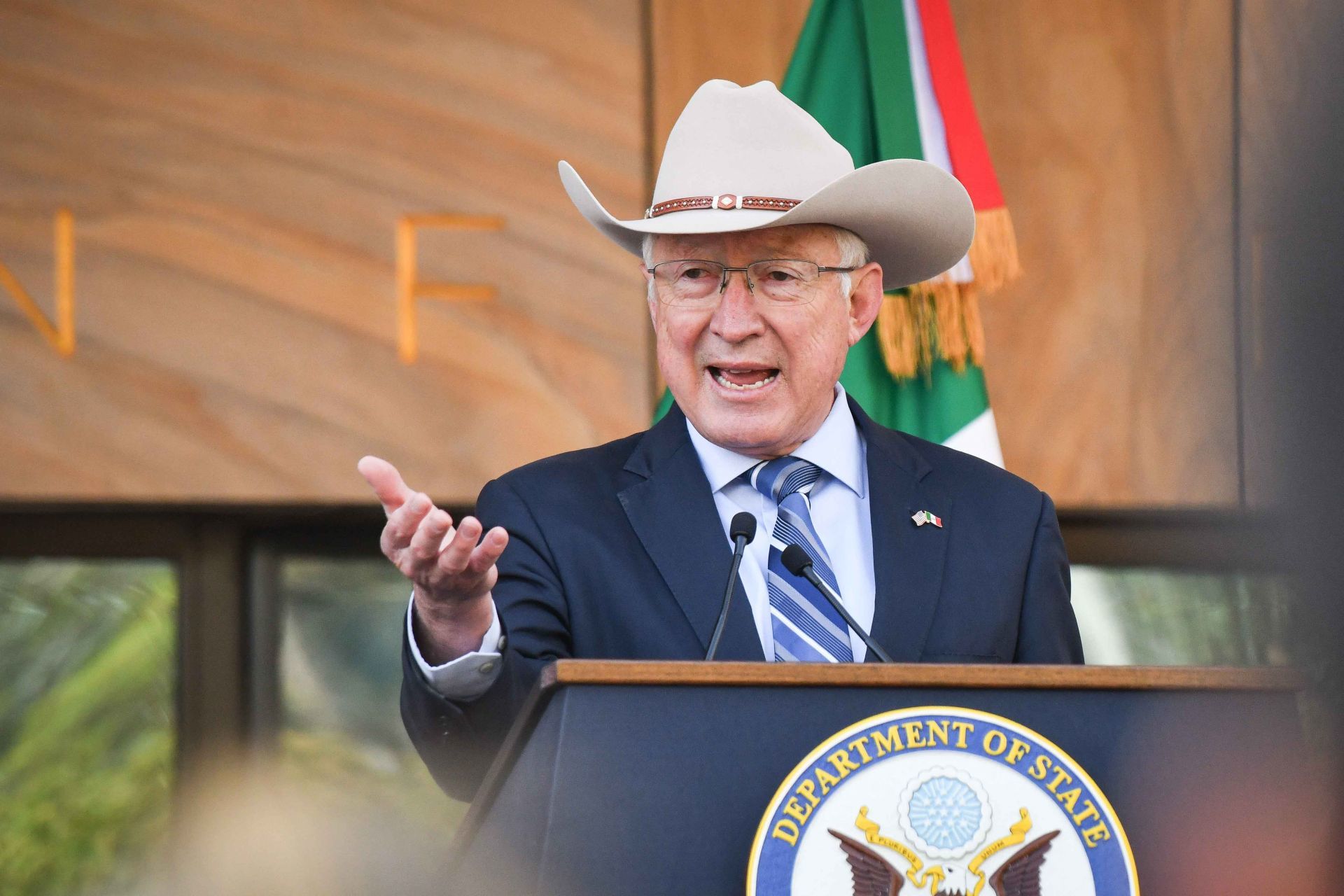 Ken Salazar aseguró que México es el país más importante del mundo para EUA