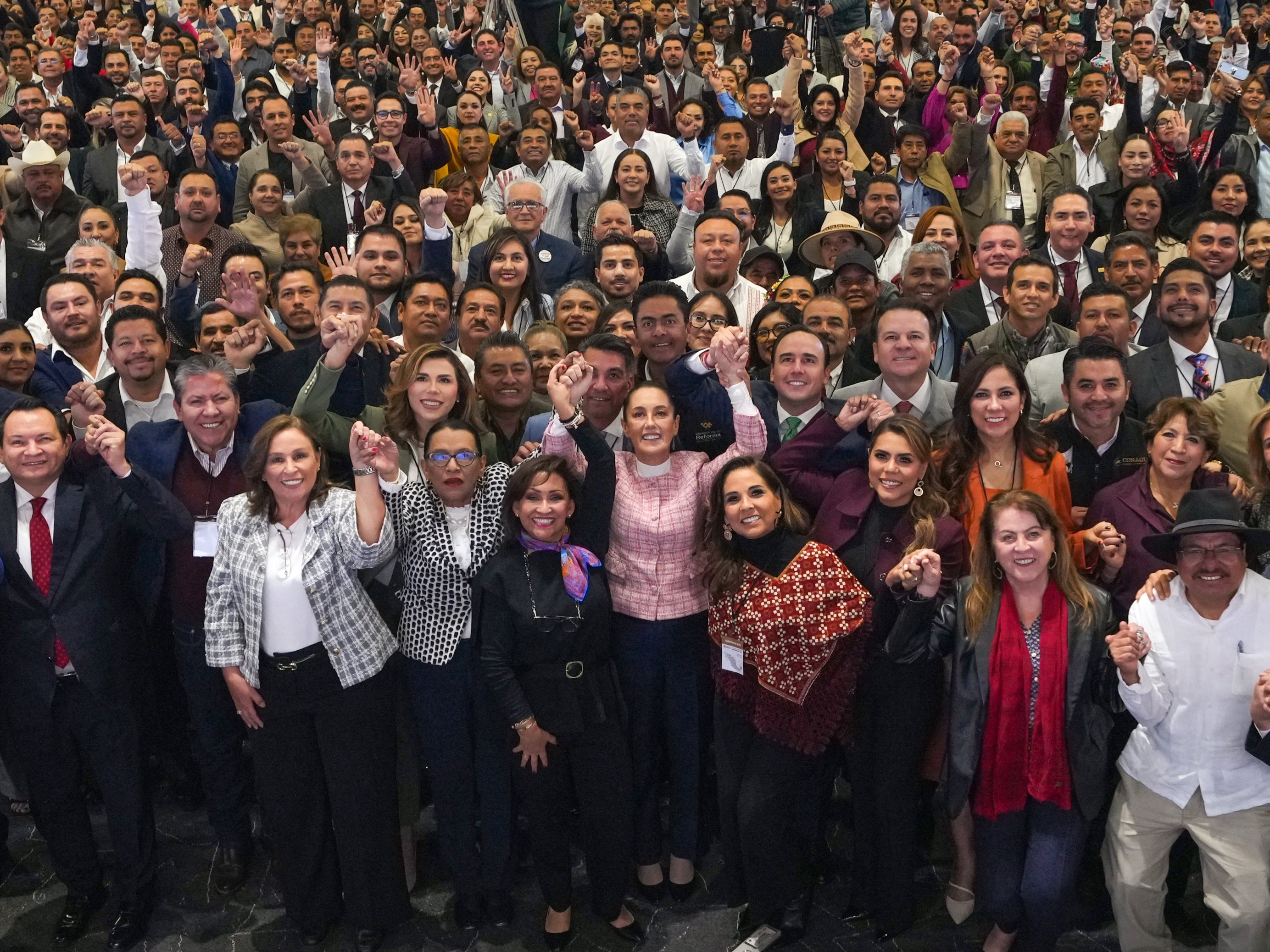 La presidenta Claudia Sheinbaum, al lado de gobernadores y alcaldes de México en el World Trade Center en CDMX