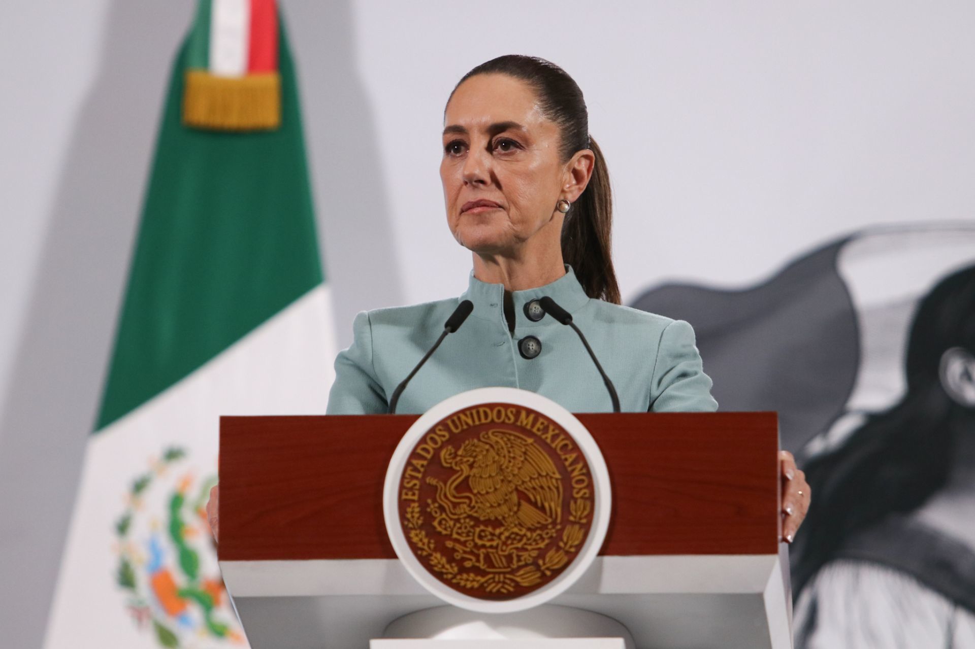 Claudia Sheinbaum, presidenta de México, respondiendo preguntas en la Conferencia del Pueblo.