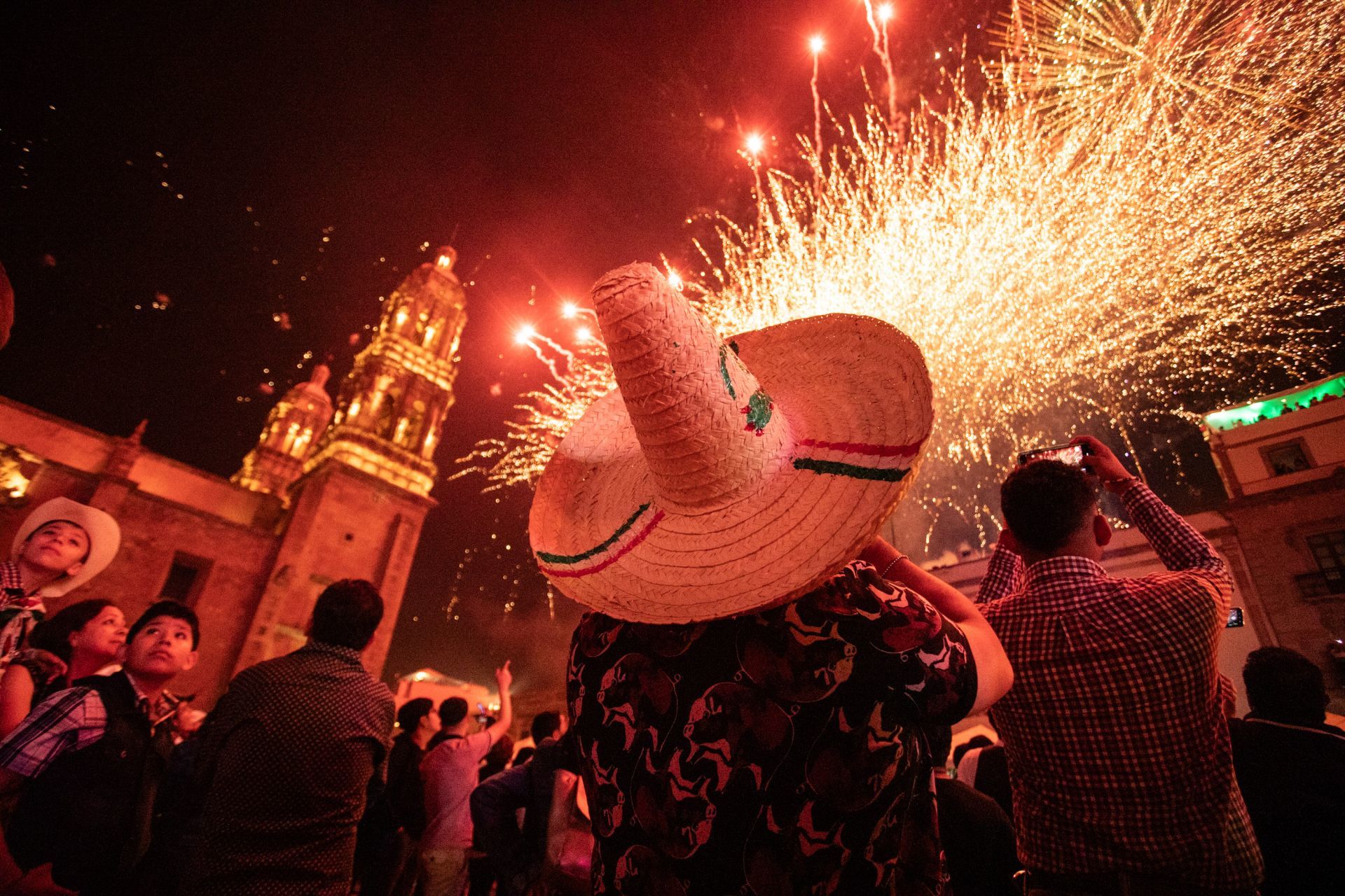 El uso de fuegos artificiales en las celebraciones mexicanas en constante.