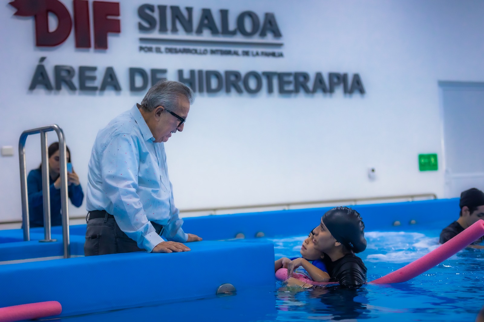 Rocha Moya asiste a la inauguración de tanque de Hidroterapia del DIF estatal.