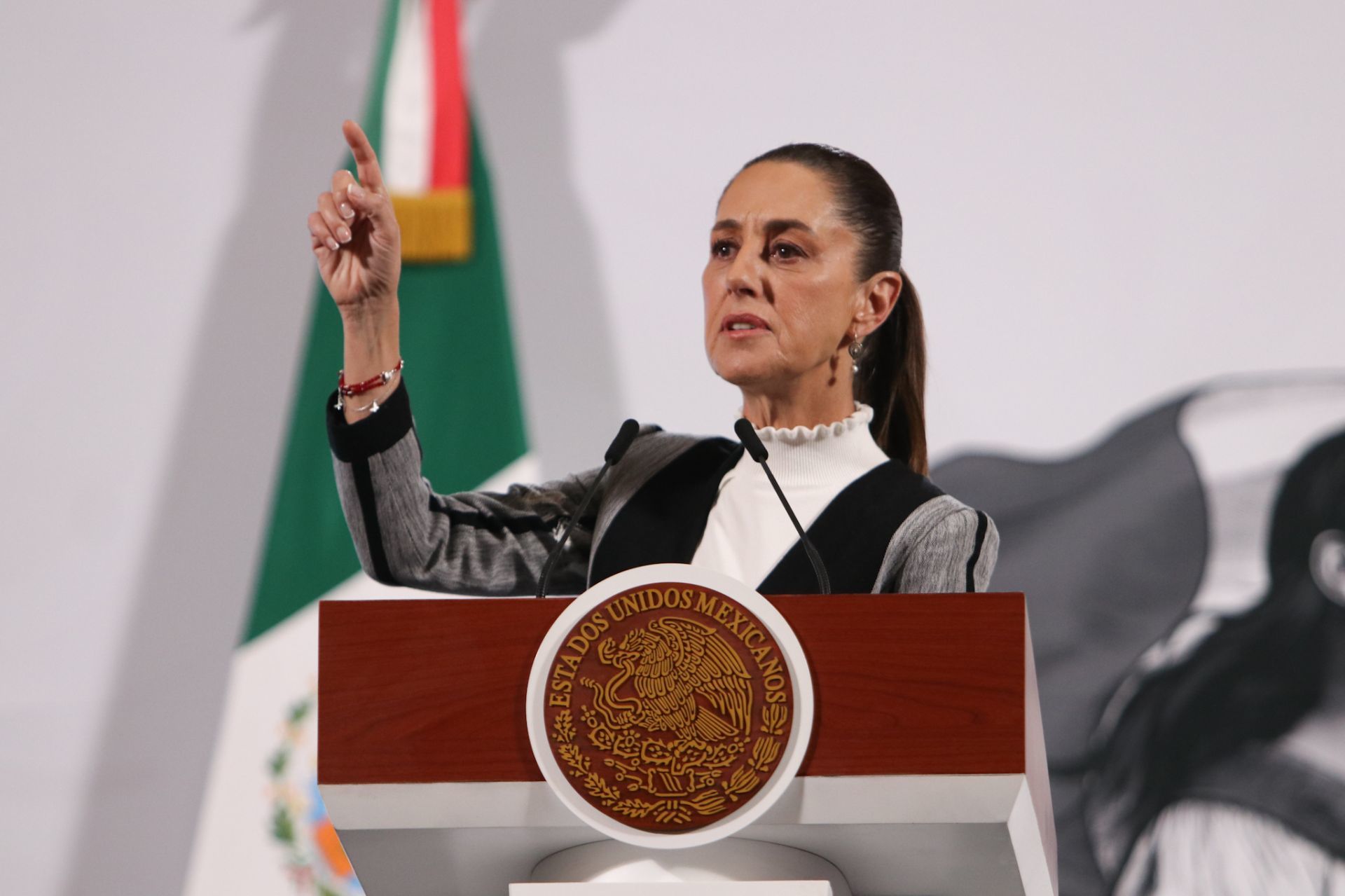 La presidenta de México, Claudia Sheinbaum, responde a preguntas de los medios de comunicación durante la Conferencia del Pueblo