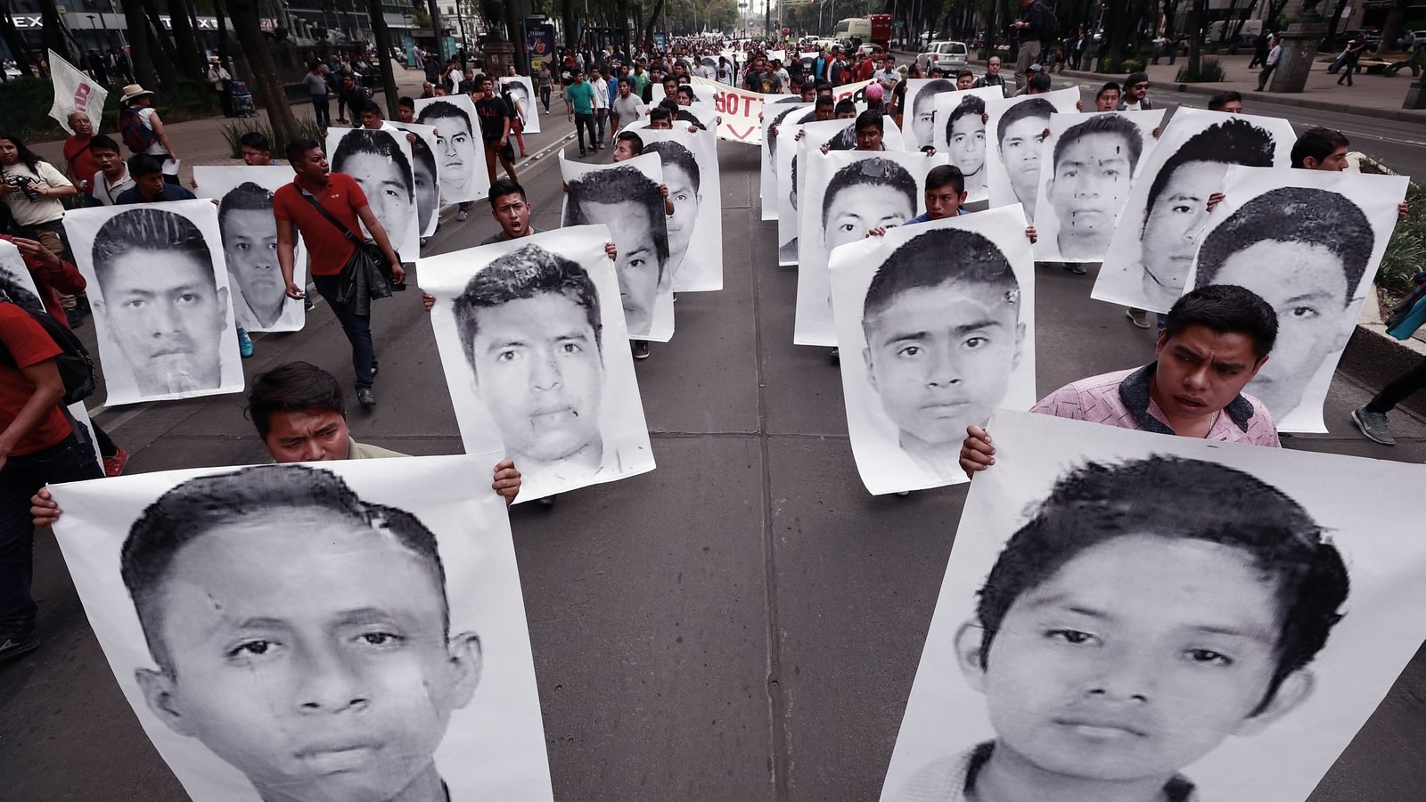 Un juez liberó a un excomandante acusado de participar en la desaparición de los 43 normalistas de Ayotzinapa.