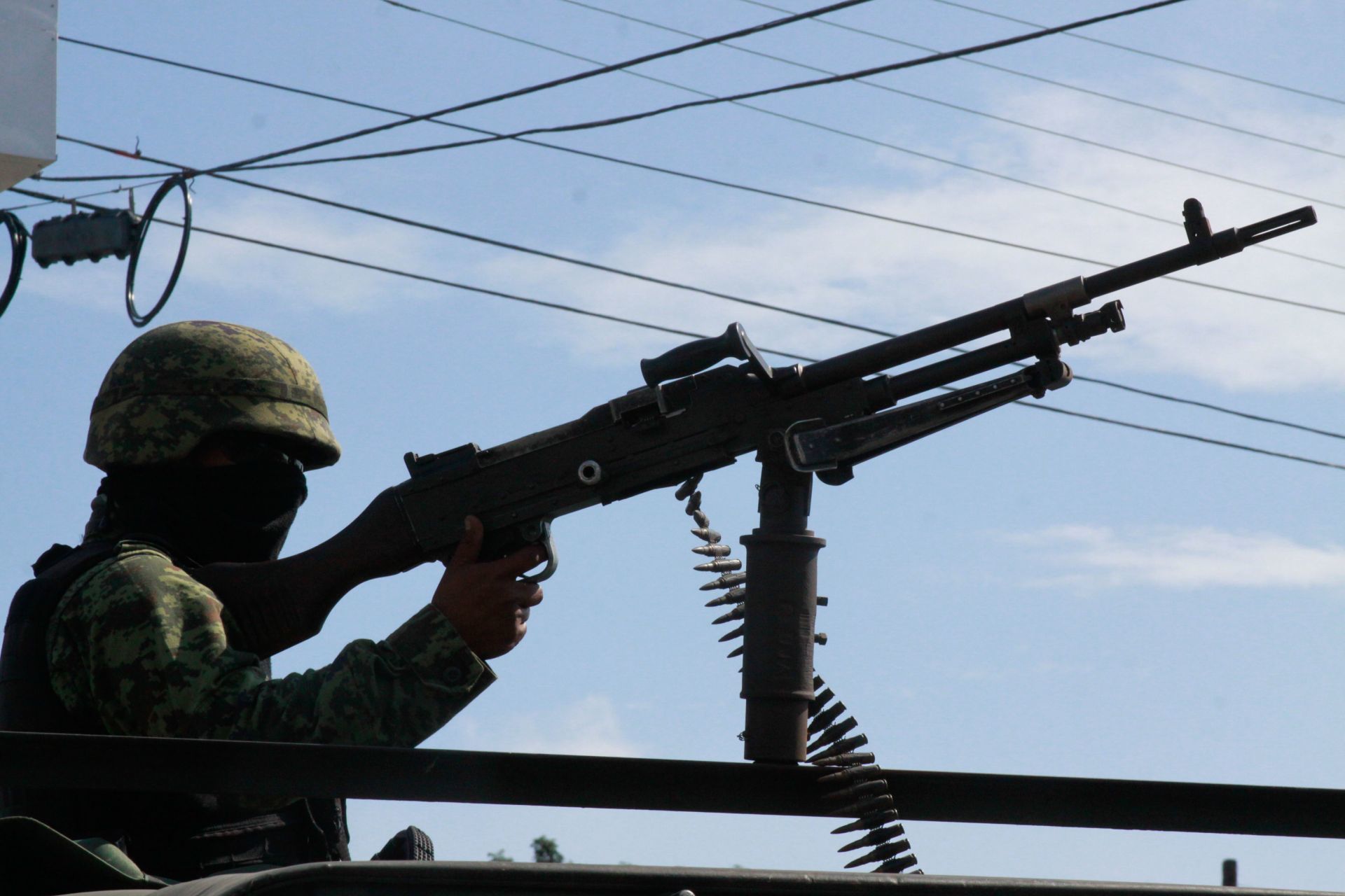 Elementos del Ejército mexicano recorren las calles de este puerto marítimo en busca de delincuentes.