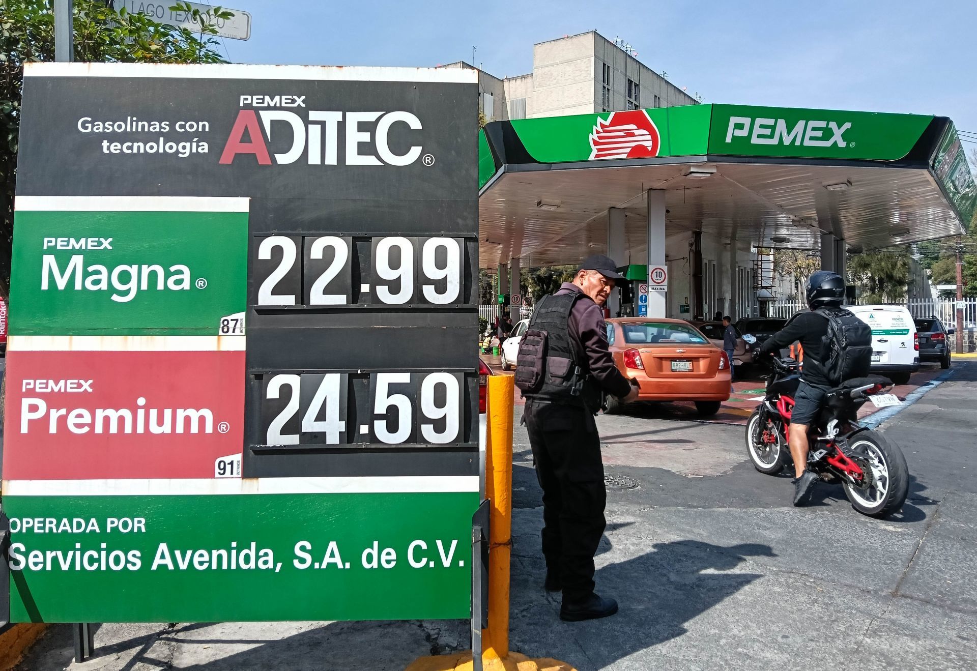 En una gasolinera de Pemex se oferta la Magna $22.99 y la Premium $24.59., ubicada en la alcaldía Miguel Hidalgo.