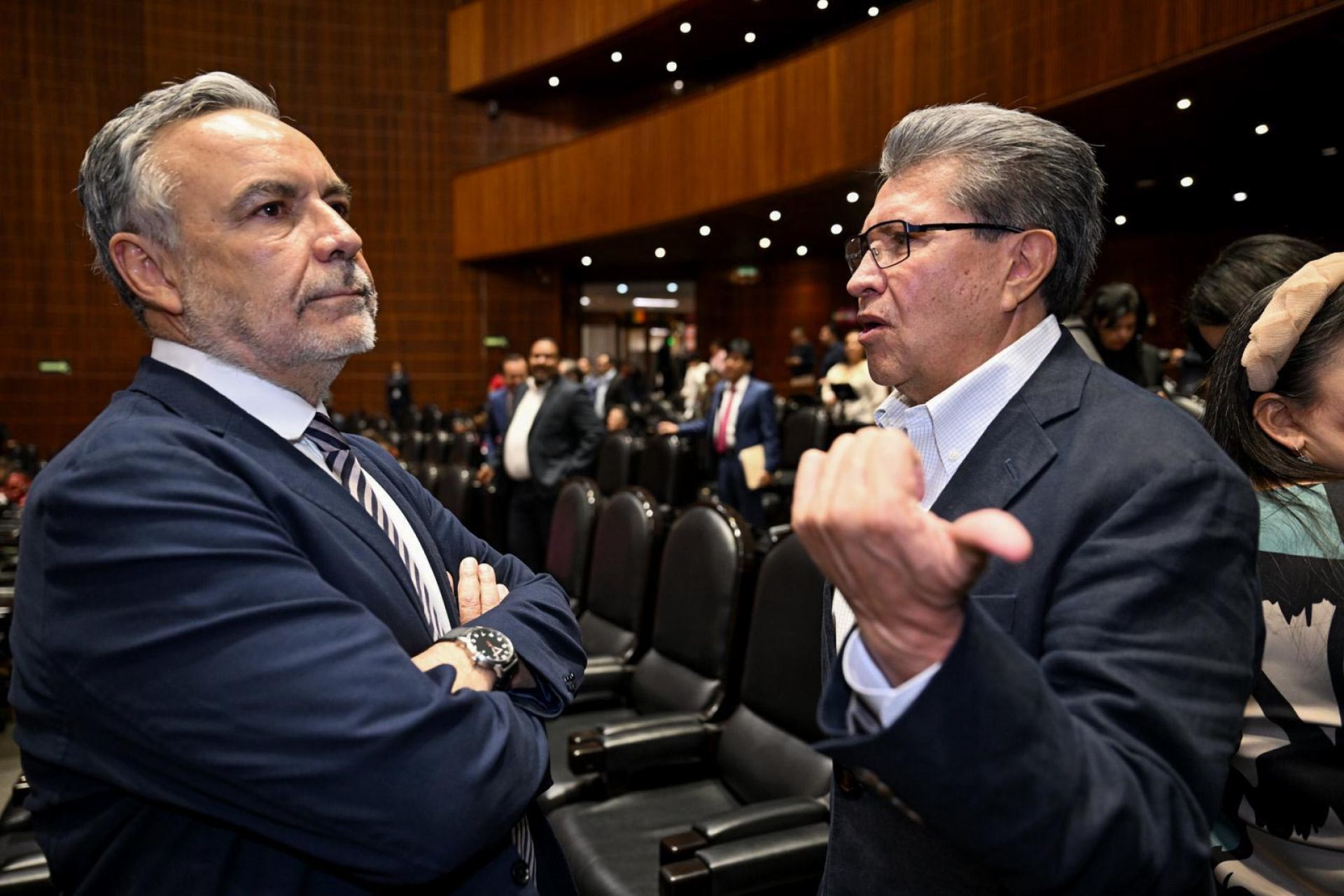 Alfonso Ramirez Cuellar y Monreal conversan en la sesión de la Cámara de Diputados.