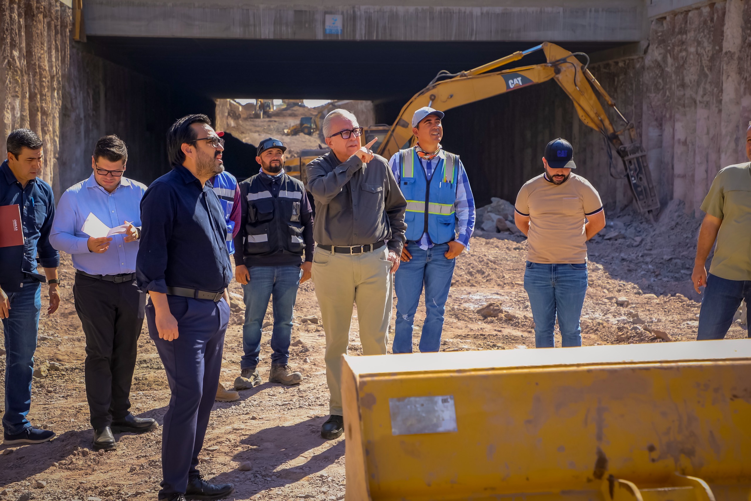 Rocha Moya hizo un recorrido de supervisión por tres obras en Culiacán y realizó también una visita junto con el alcalde de Culiacán al área donde se entregarán Lotes del Bienestar a familias de escasos recursos económicos