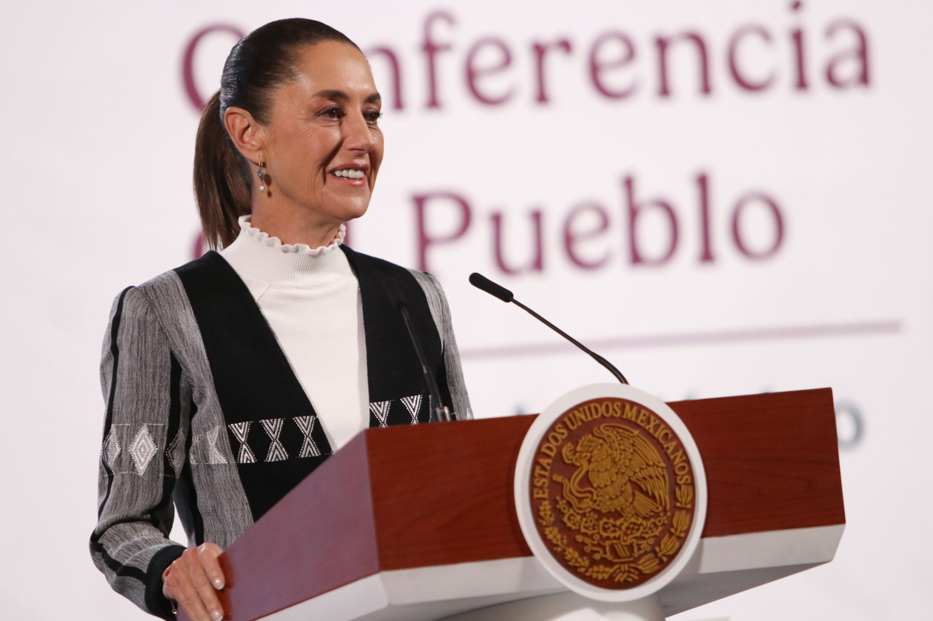 Claudia Sheinbaum, presidenta de México, inicia la conferencia del pueblo con el informe de seguridad en el país, abordando los avances y desafíos en materia de seguridad.