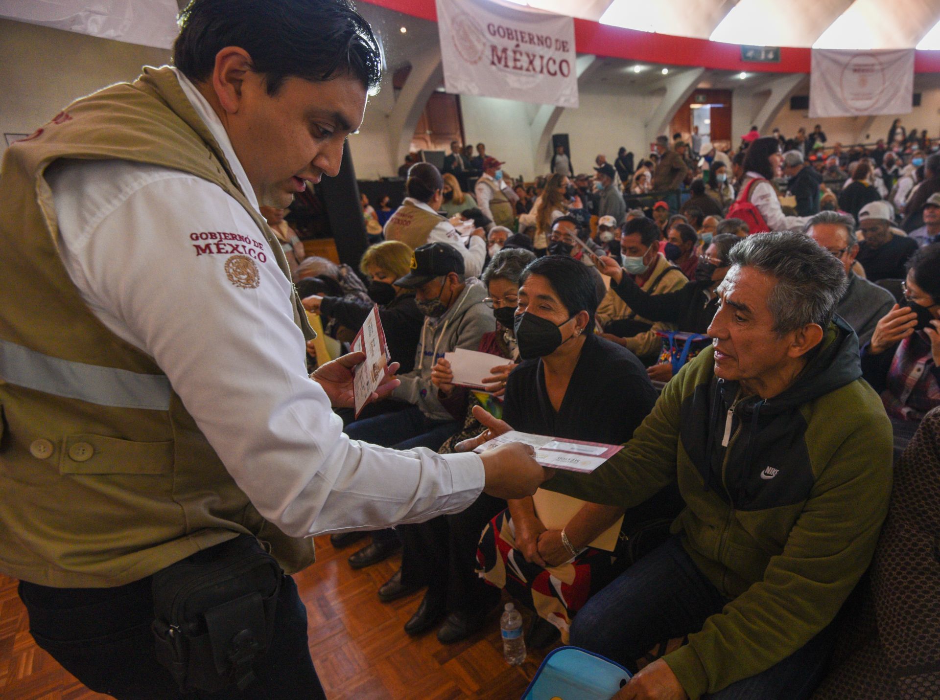 La Secretaría del Bienestar entregó tarjetas de la Pensión del Bienestar de las Perdonas Adultas Mayores.