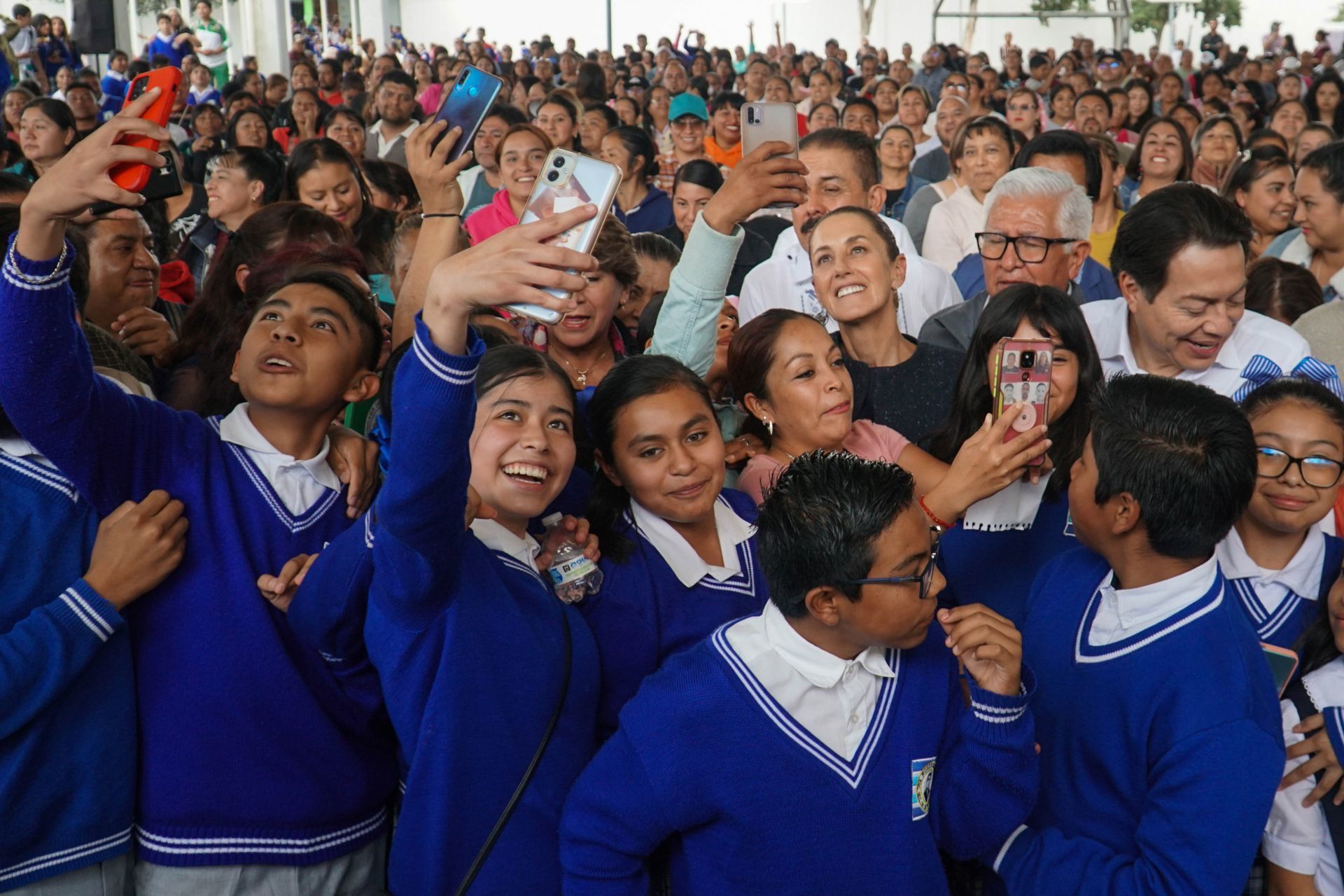 Beca Universal de Educación Básica "Rita Cetina" para la educación secundaria.