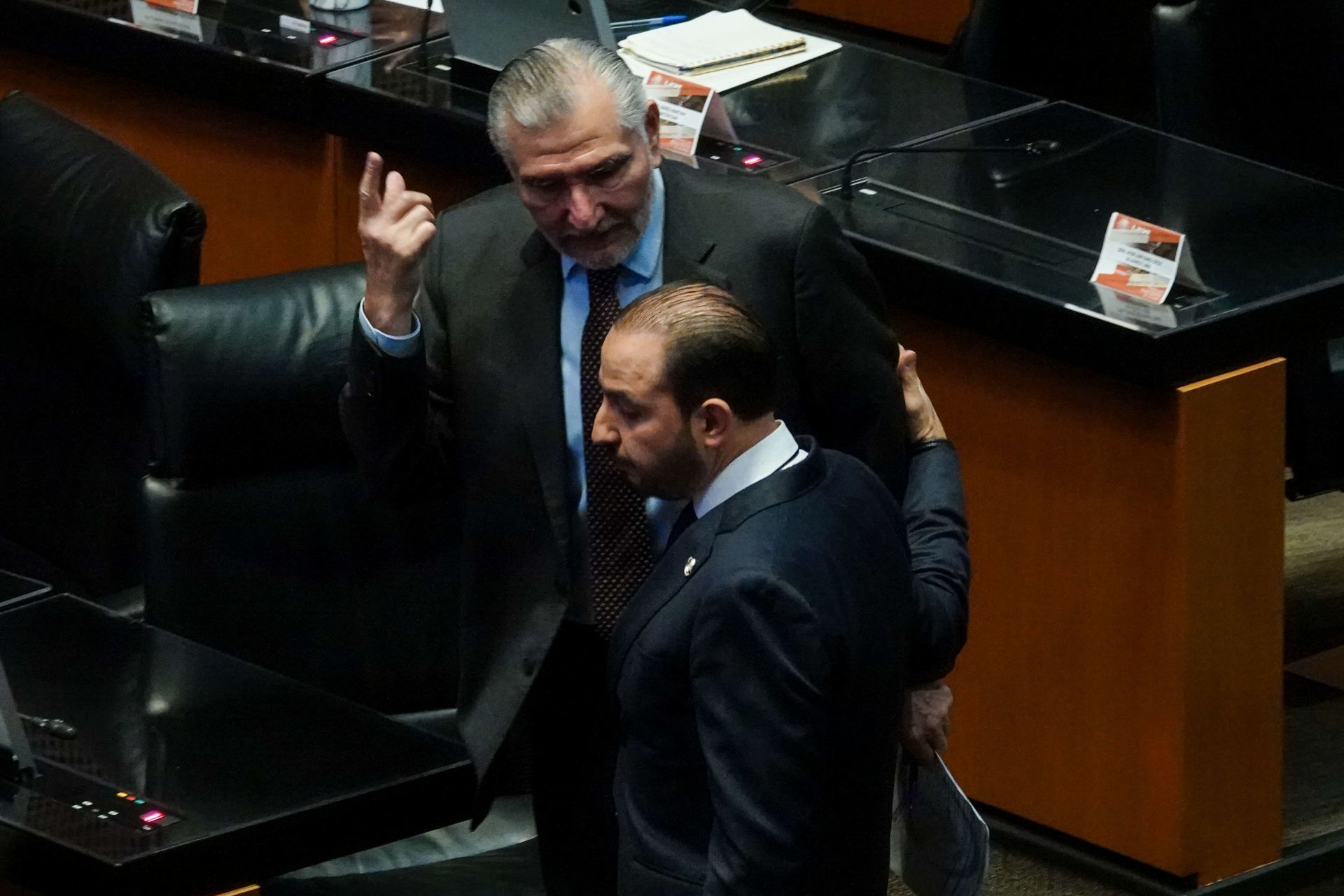 Adán Augusto López, coordinador de la bancada morenista, y el senador panista Marko Cortés, se confrontan en el Senado