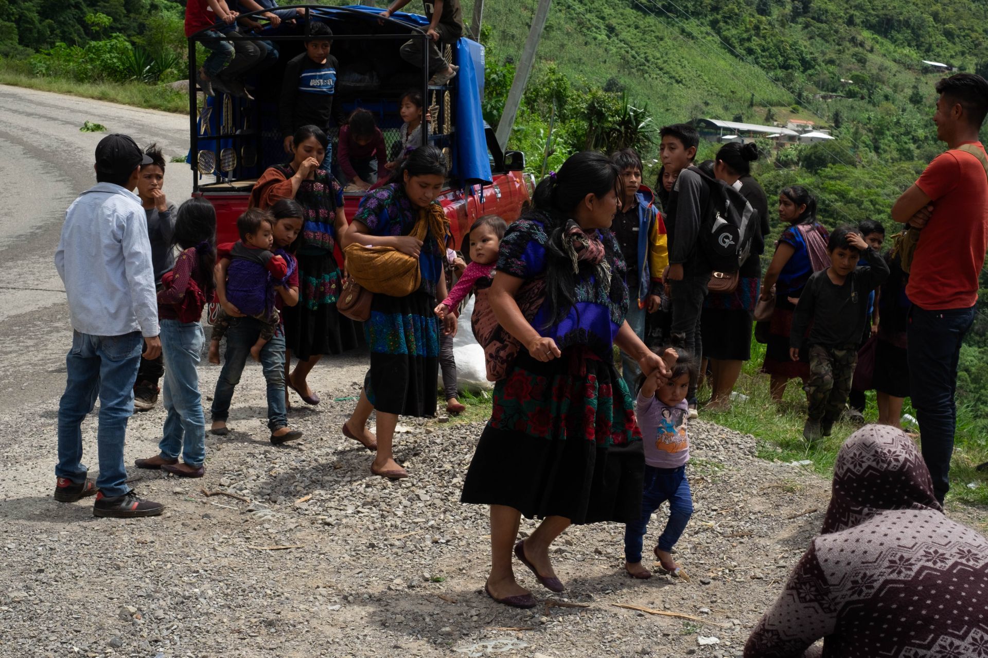 Pobladores de la colonia La Esperanza ubicada casi en la frontera con el municipio de Pantelho se desplazaron forzadamente debido al incremento de la violencia en su región. El enfrentamiento entre diferentes grupos armados cada vez es más cercano a sus casas, donde desde hace meses ya no pueden cuidar de sus cultivos o ir a la escuela.