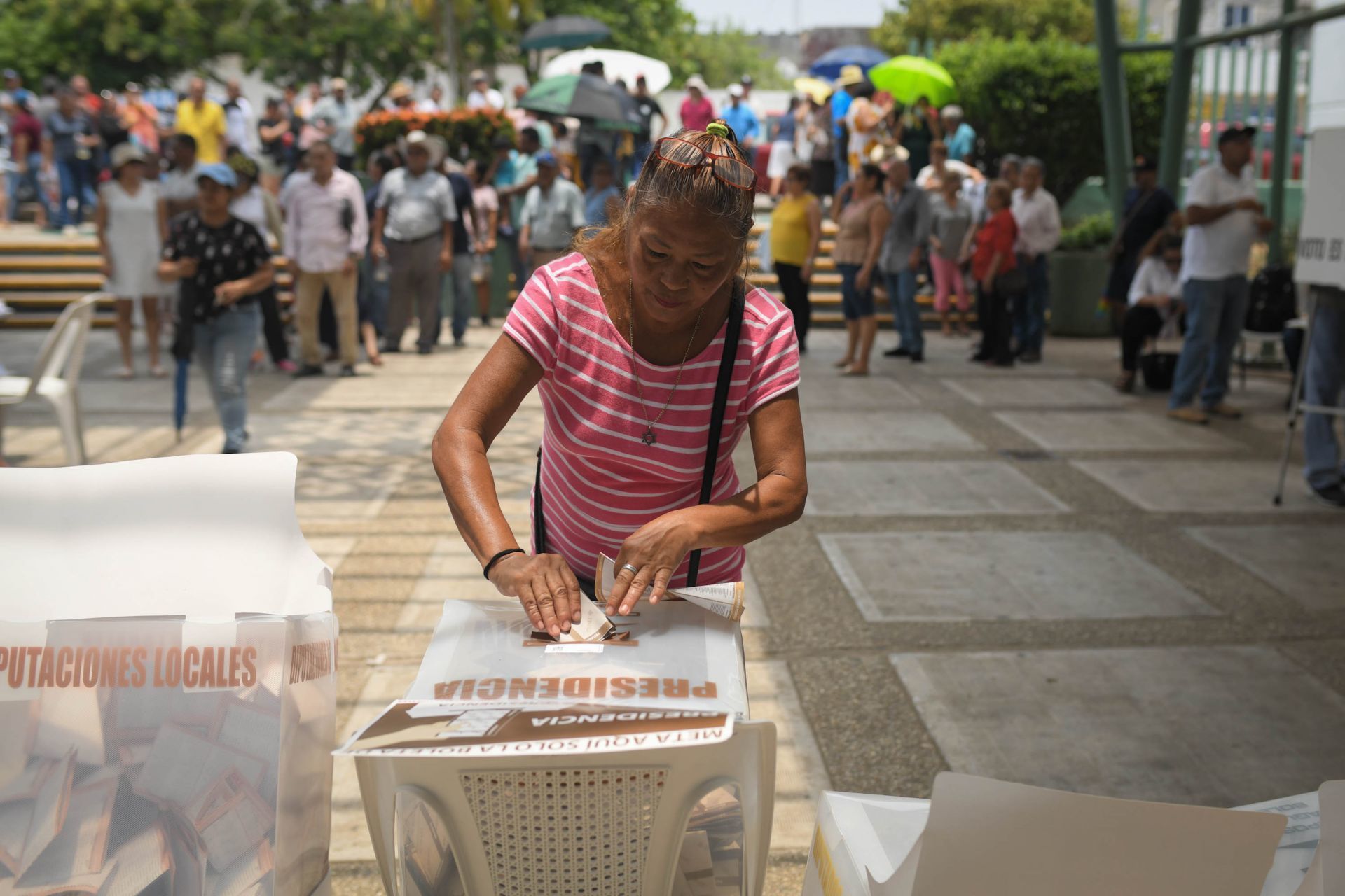 Persona ejerciendo su derecho a votar.