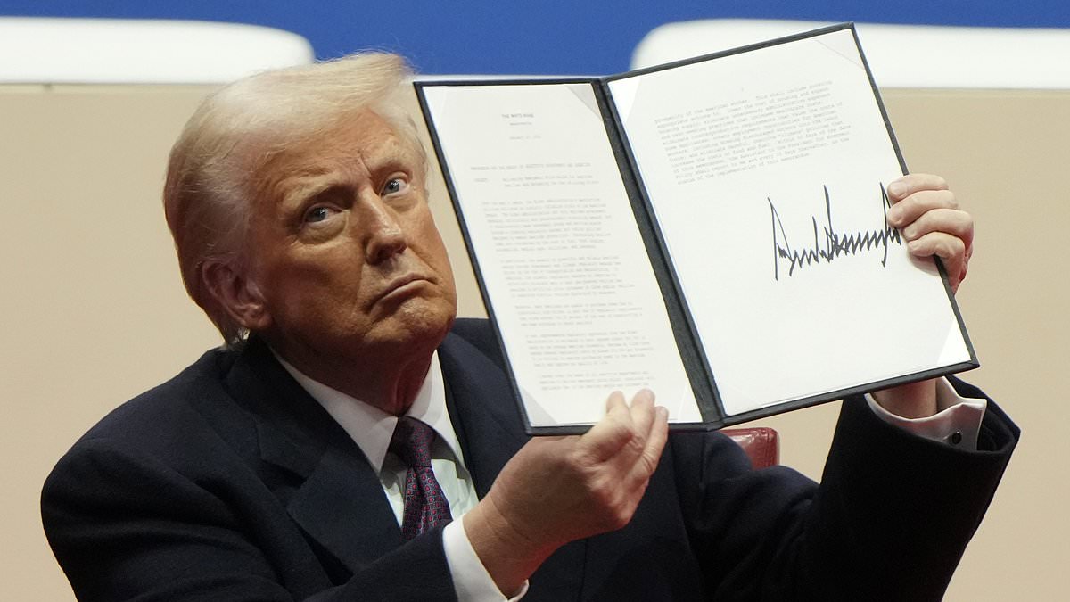 Donald Trump firmando una orden ejecutiva.