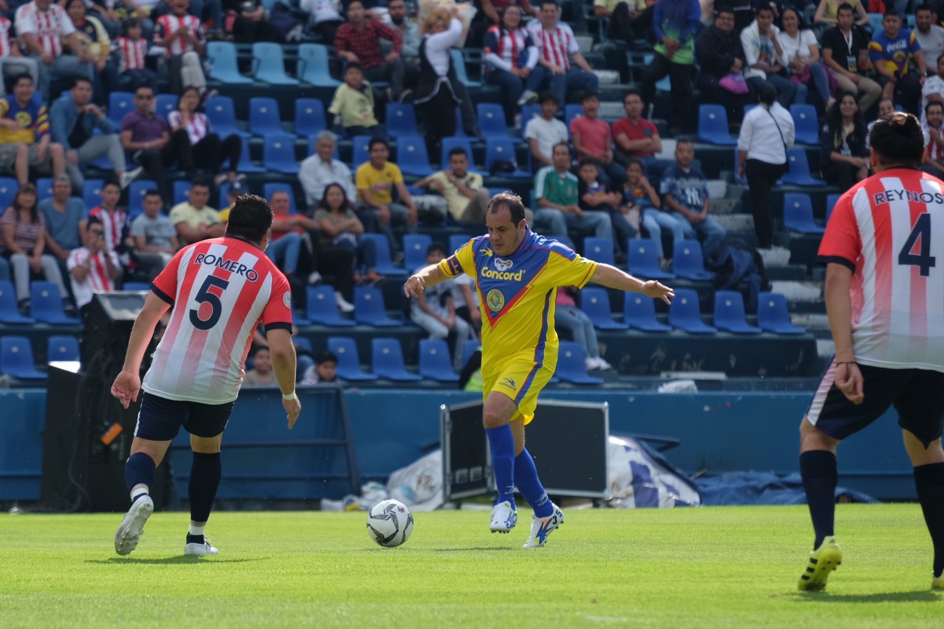 Cuauhtémoc Blanco disputa una partida durante el partido de Clásico de leyendas