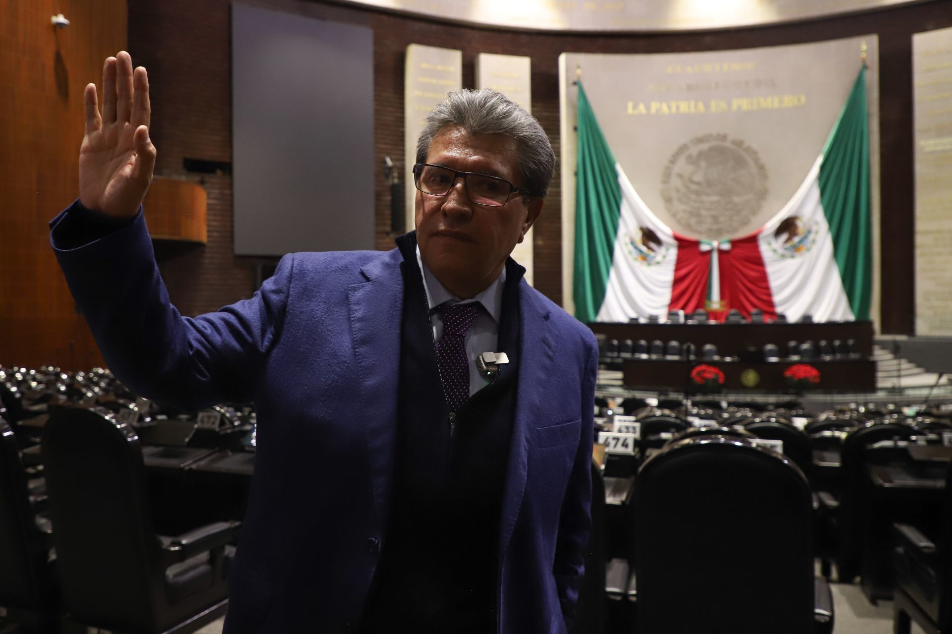 Ricardo Monreal, coordinador de la bancada de Morena en Diputados, se despide de los medios luego de ofrecer una conferencia.