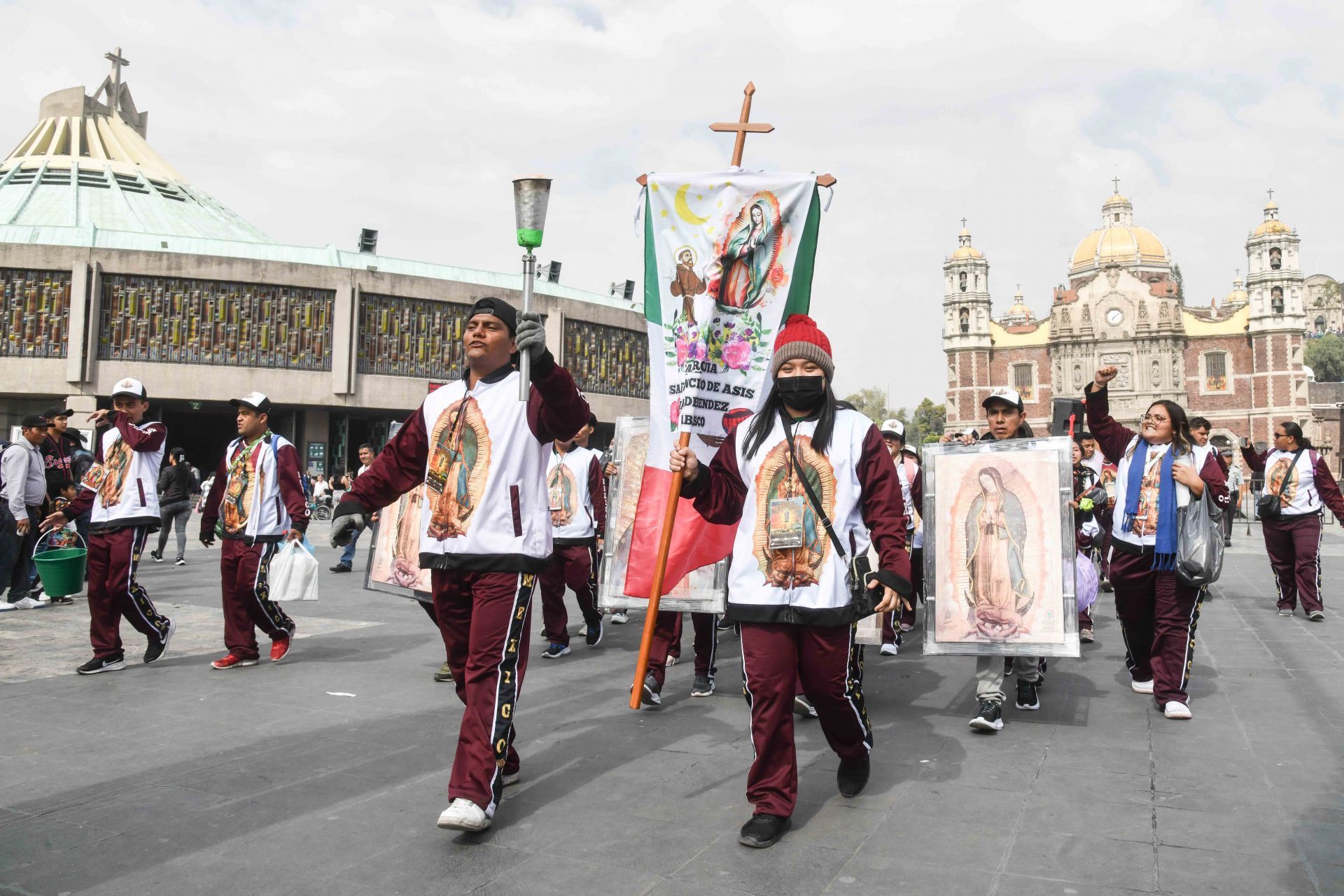 Peregrinos de diferentes estados del país continúan llegando a la Basílica de Guadalupe a días del aniversario 493 de la aparición de la Virgen de Guadalupe en el cerro del Tepeyac.