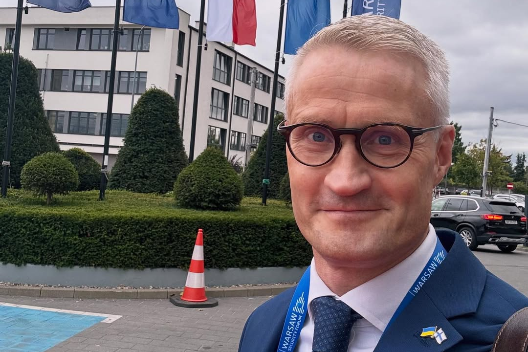 “Cinco o seis hombres me atacaron”: diputado finlandés denuncia violento robo en el centro de Santiago