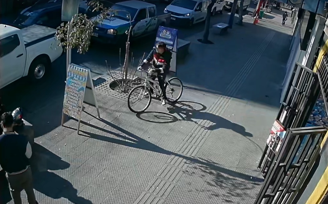 Se bajó a amenazarlo y terminó peor: La impactante reacción de un Carabinero (R) ante el ataque de un ciclista en Santiago