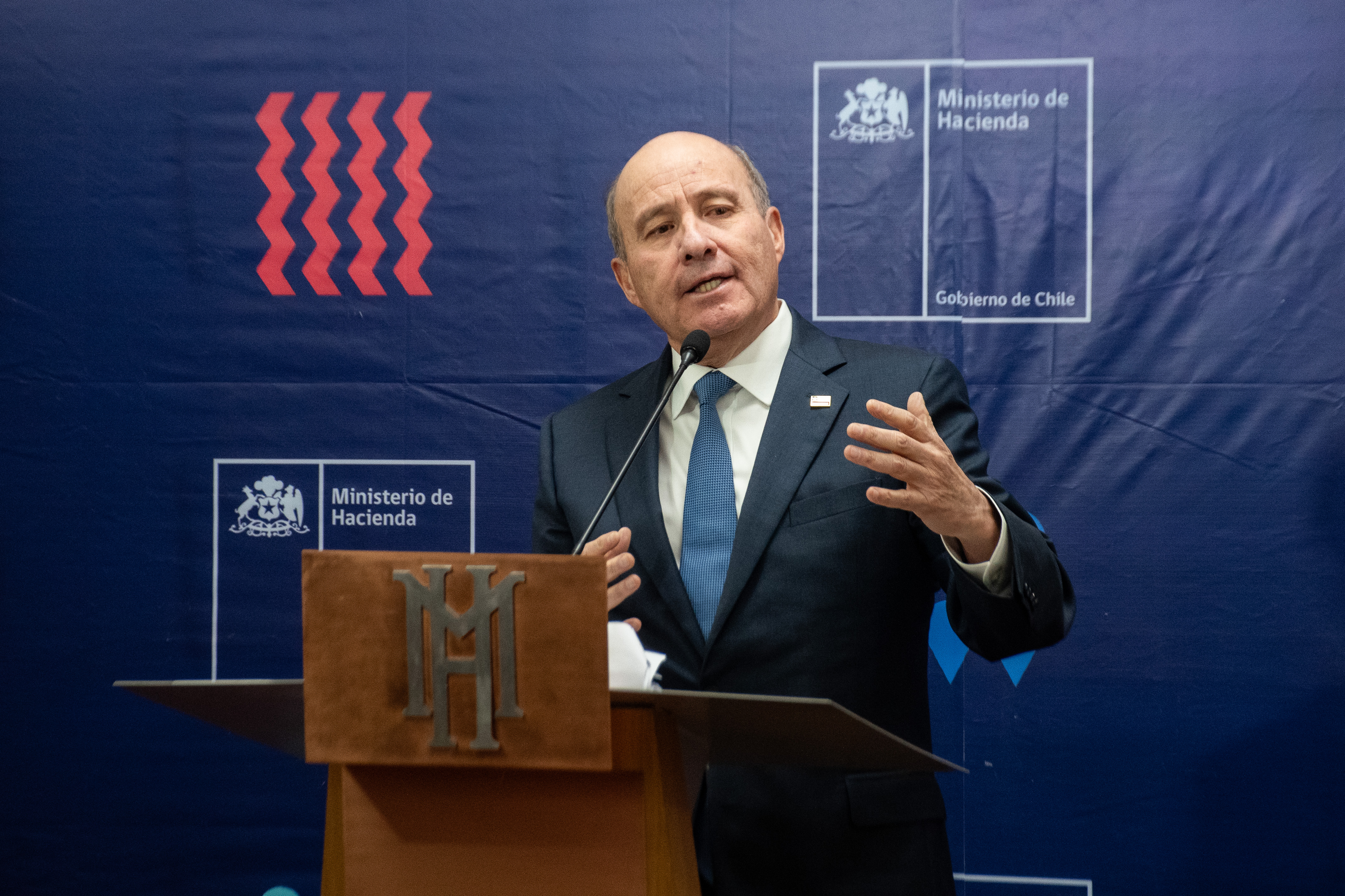 Gobierno reconoce que no alcanzará el equilibrio fiscal en 2030 y proyecta déficit de 1,5% del PIB