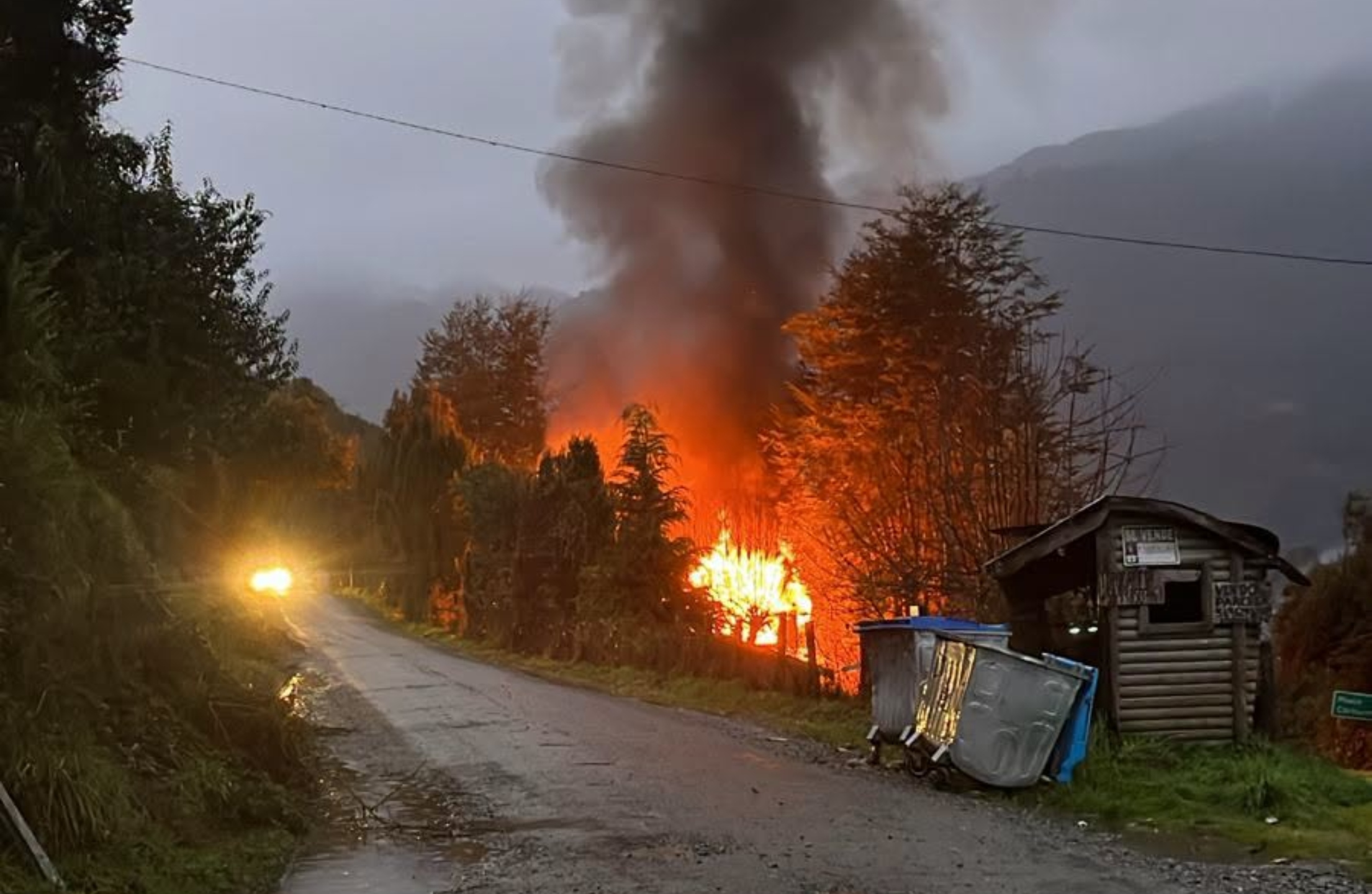 Incendio consume una vivienda en Puerto Varas y deja dos fallecidos: una menor logró escapar