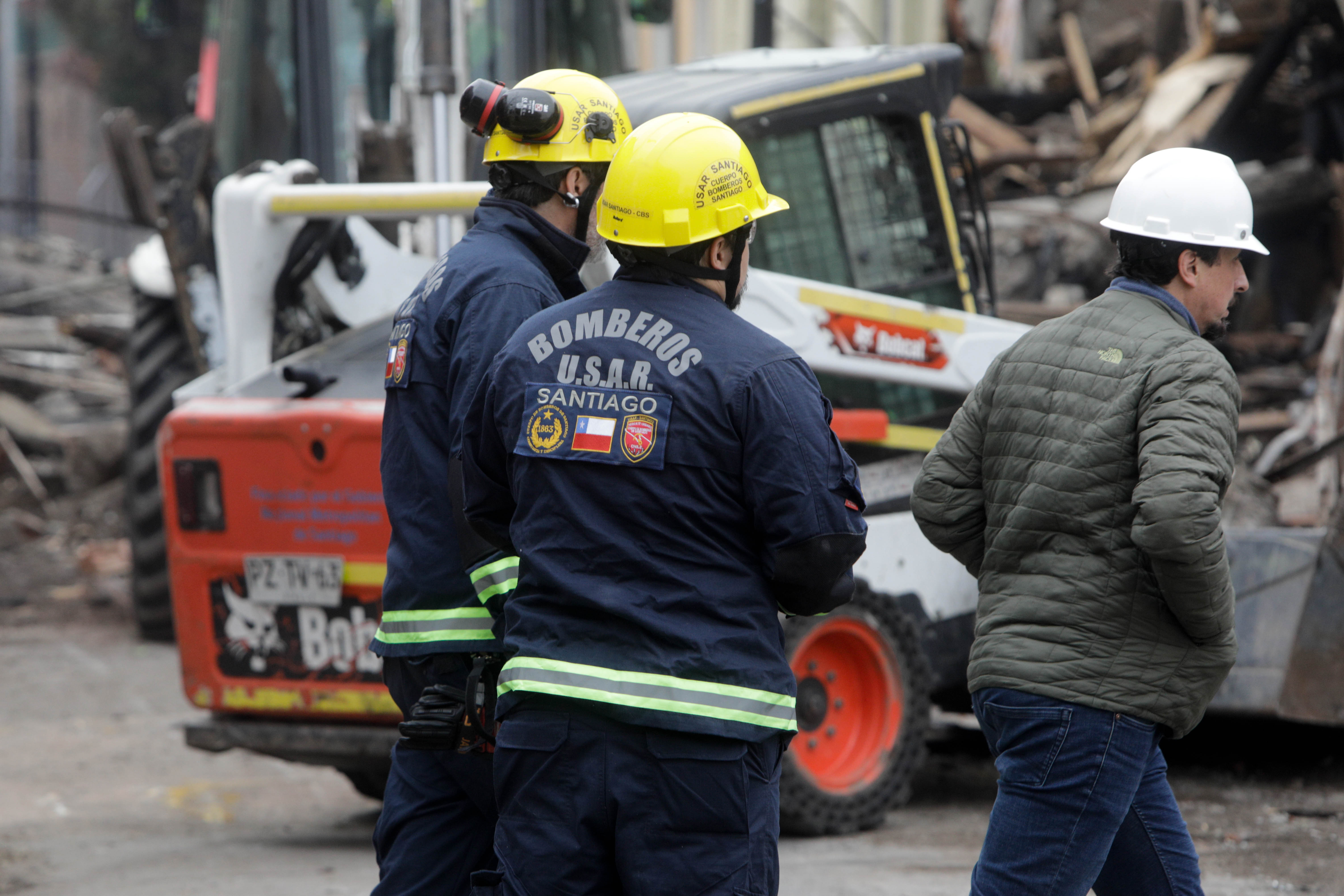 Hallan sin vida a ciudadano argentino atrapado tras derrumbe provocado por incendio en Santiago