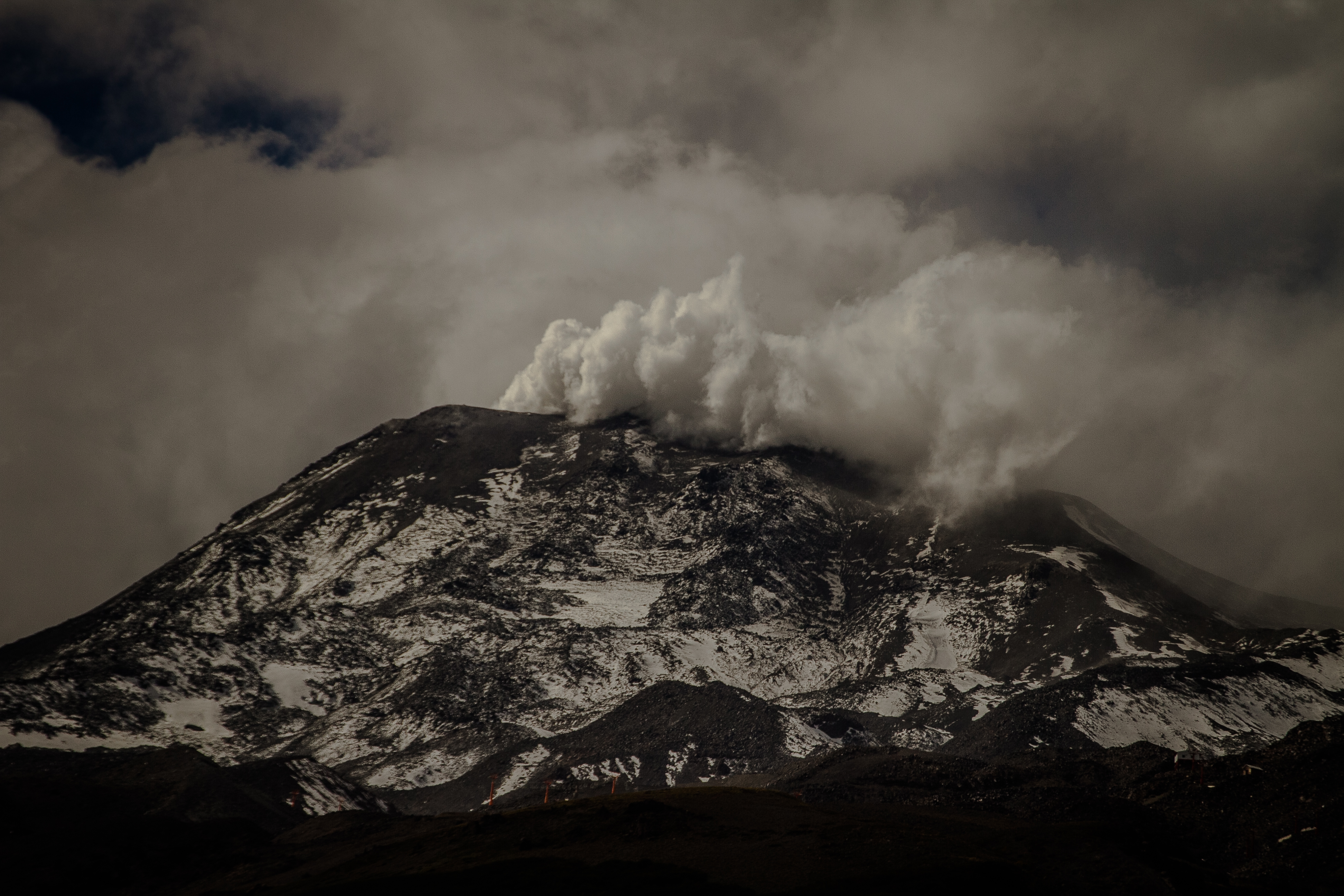 Senapred establece zona de exclusión en complejo Nevados de Chillán tras aumento de actividad volcánica