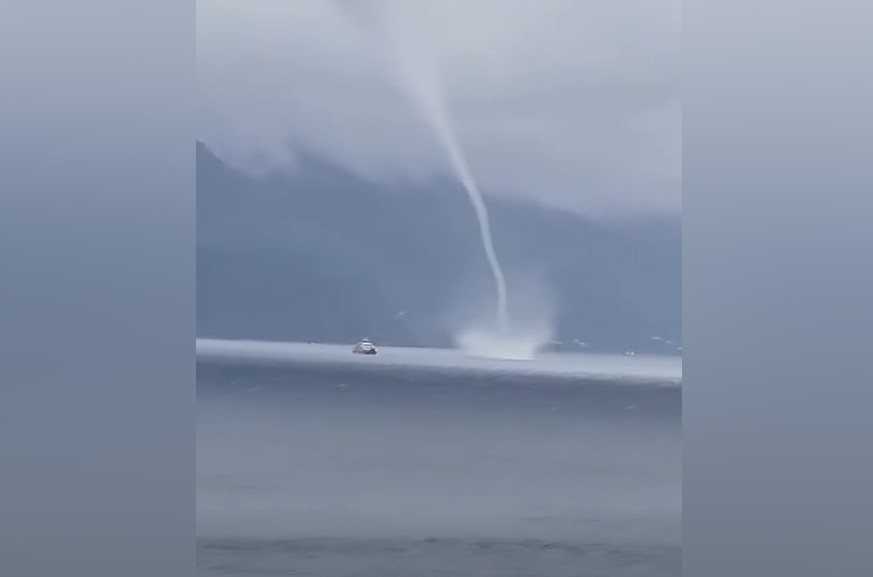 Tromba marina sorprende en estuario de Reloncaví en medio de sistema frontal en Los Lagos