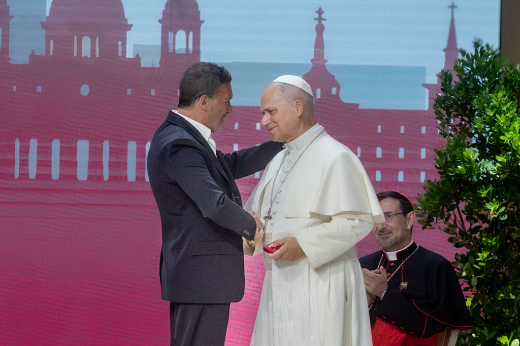 “Víctima del hechizo de Dios”: Antonio Banderas conmueve al papa León XIV con un aplaudido discurso sobre el arte, la fe y los riesgos de la IA