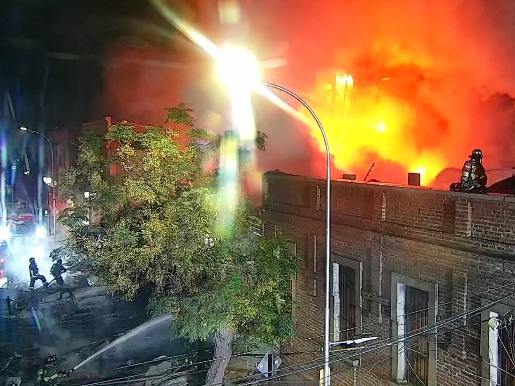 Alerta en el centro de Santiago: incendio consume casa de tres pisos y provoca derrumbe total