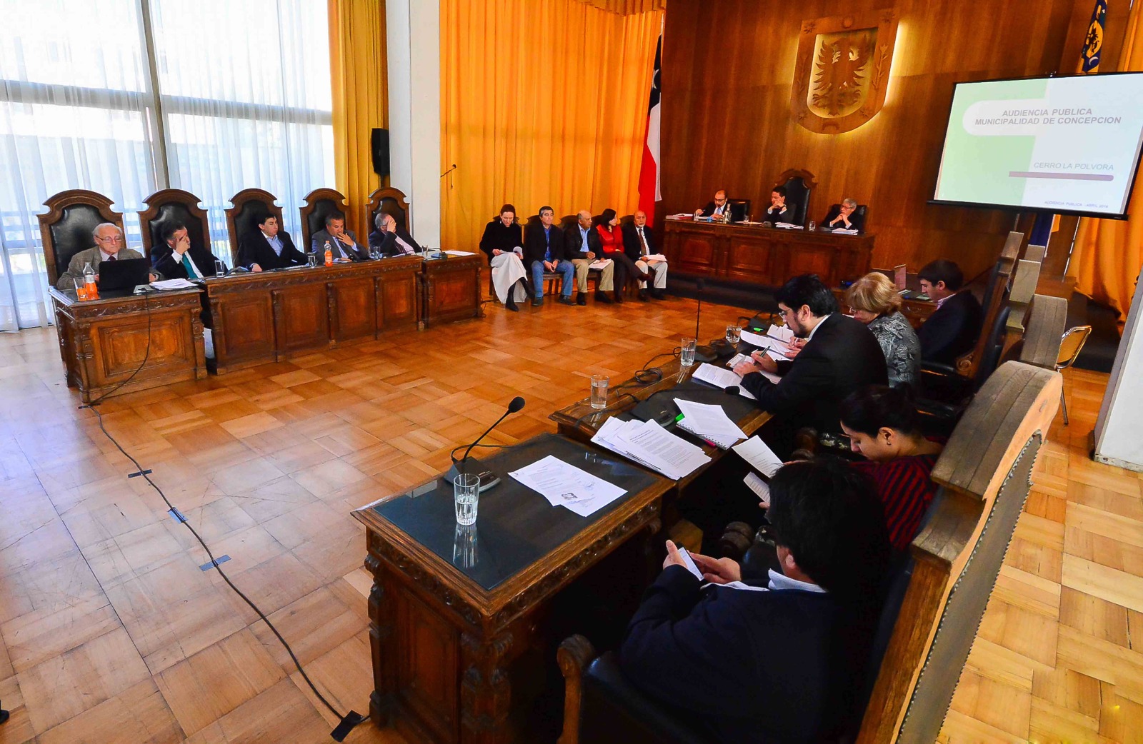 Concejal con discapacidad visual se retira indignado de sesión: colega le pidió leer un documento