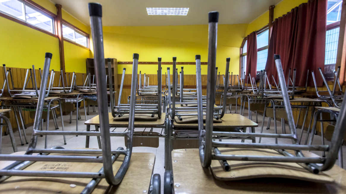Suspenden clases en escuela de Los Lagos por brote de influenza A: hay 18 casos confirmados
