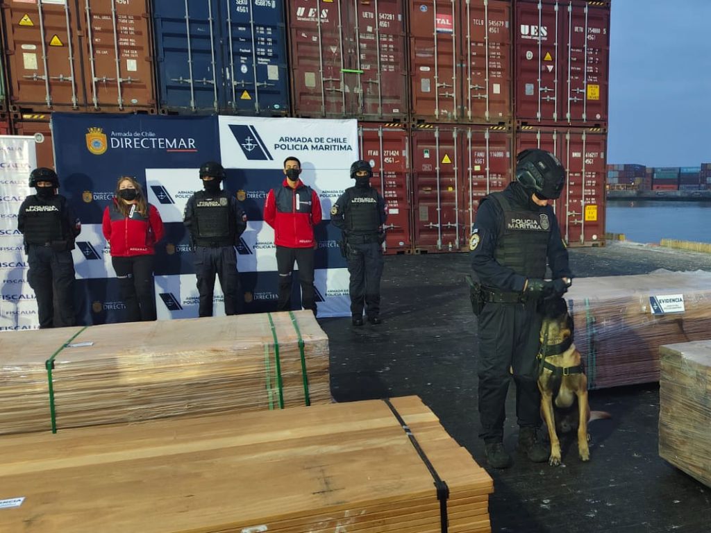 Histórica incautación en puertos chilenos: detectan más de mil toneladas de madera impregnada con droga