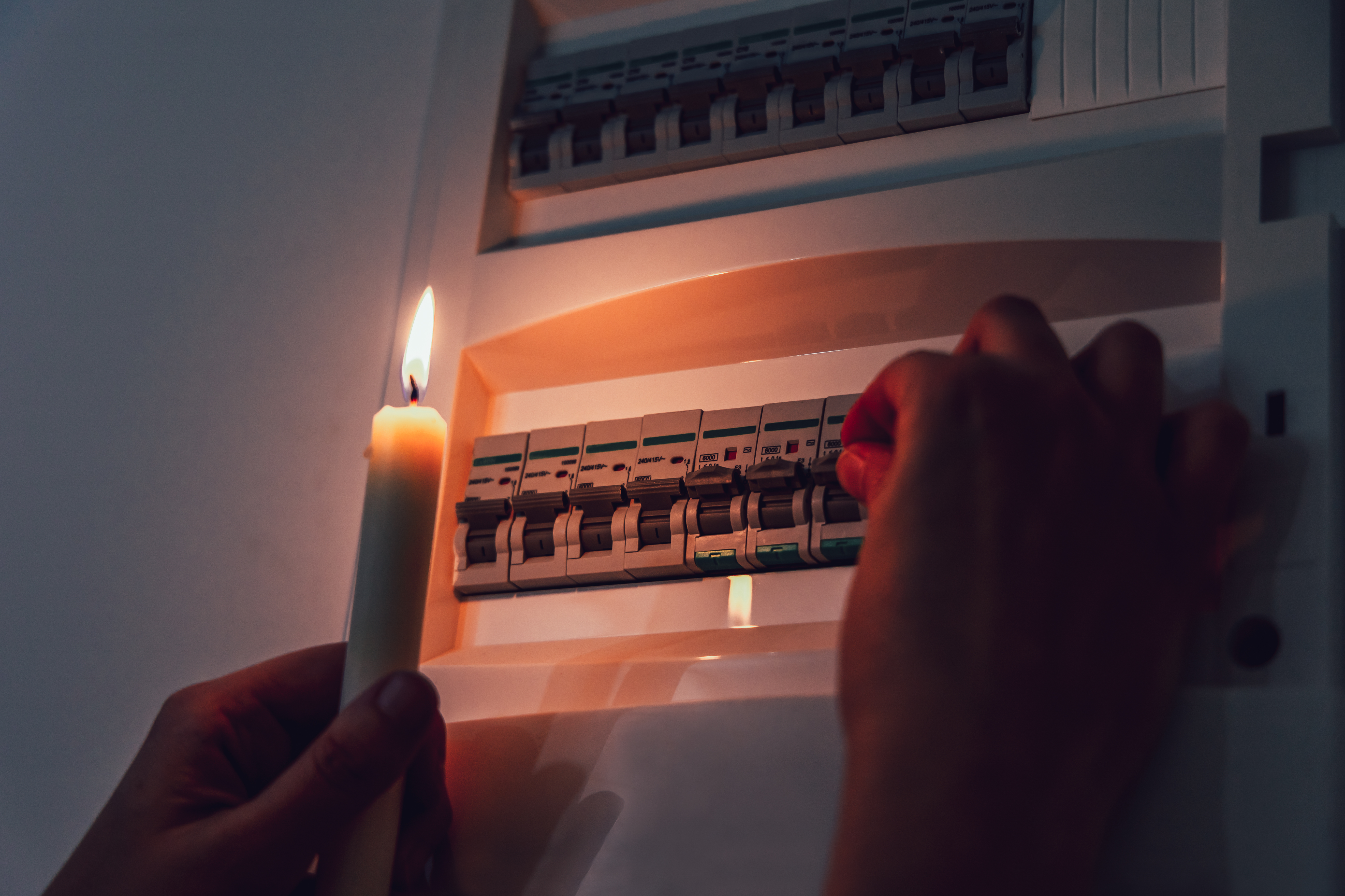 Corte de luz en la región Metropolitana: casi 15 mil clientes están sin suministro eléctrico