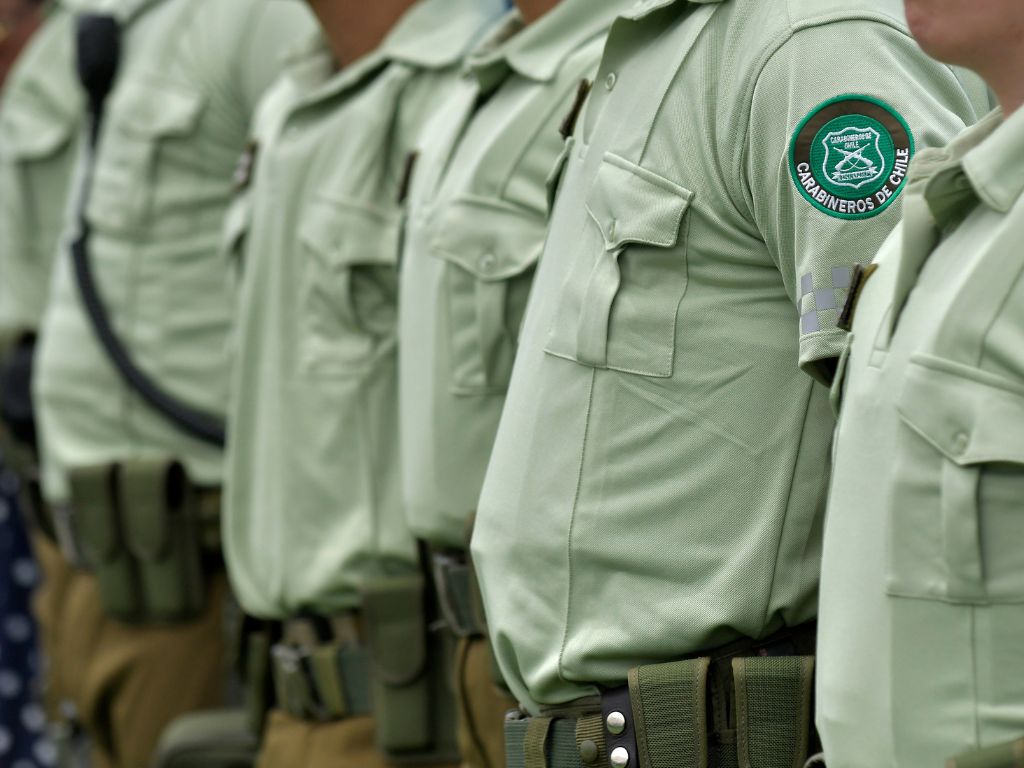 Los detalles que complican a seis carabineros formalizados en Talca: robaron pensión de adulta mayor y ahorros de niño