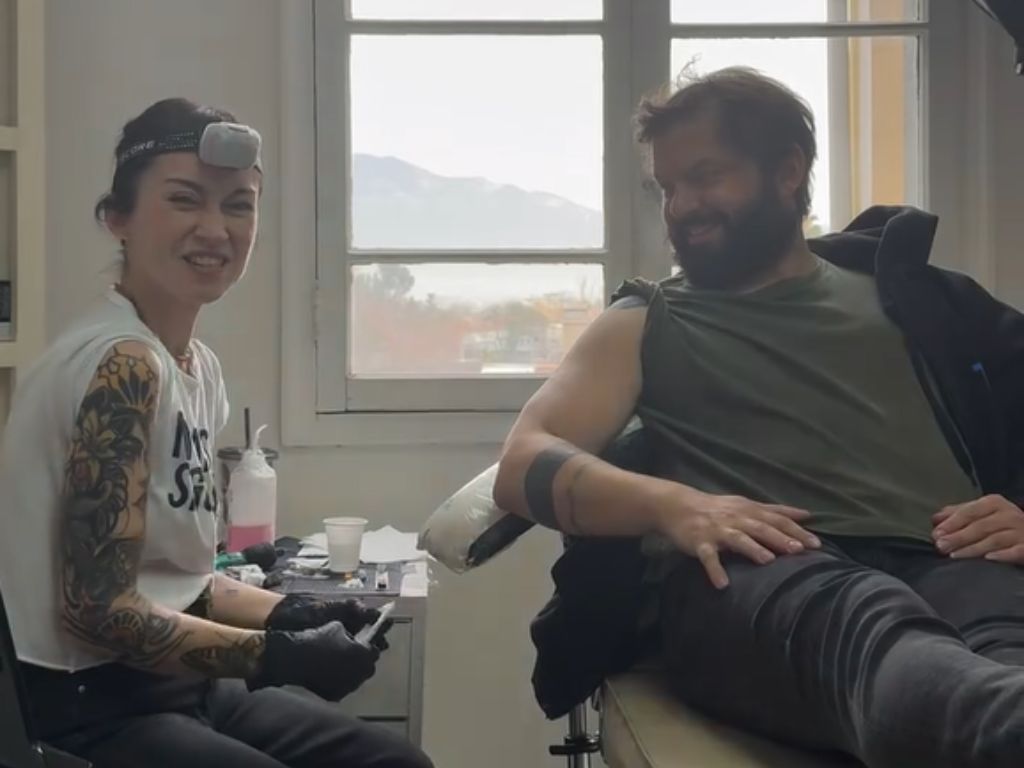 Gabriel Boric inmortaliza a su hija con tatuaje de violetas realizado por reconocida artista chilena